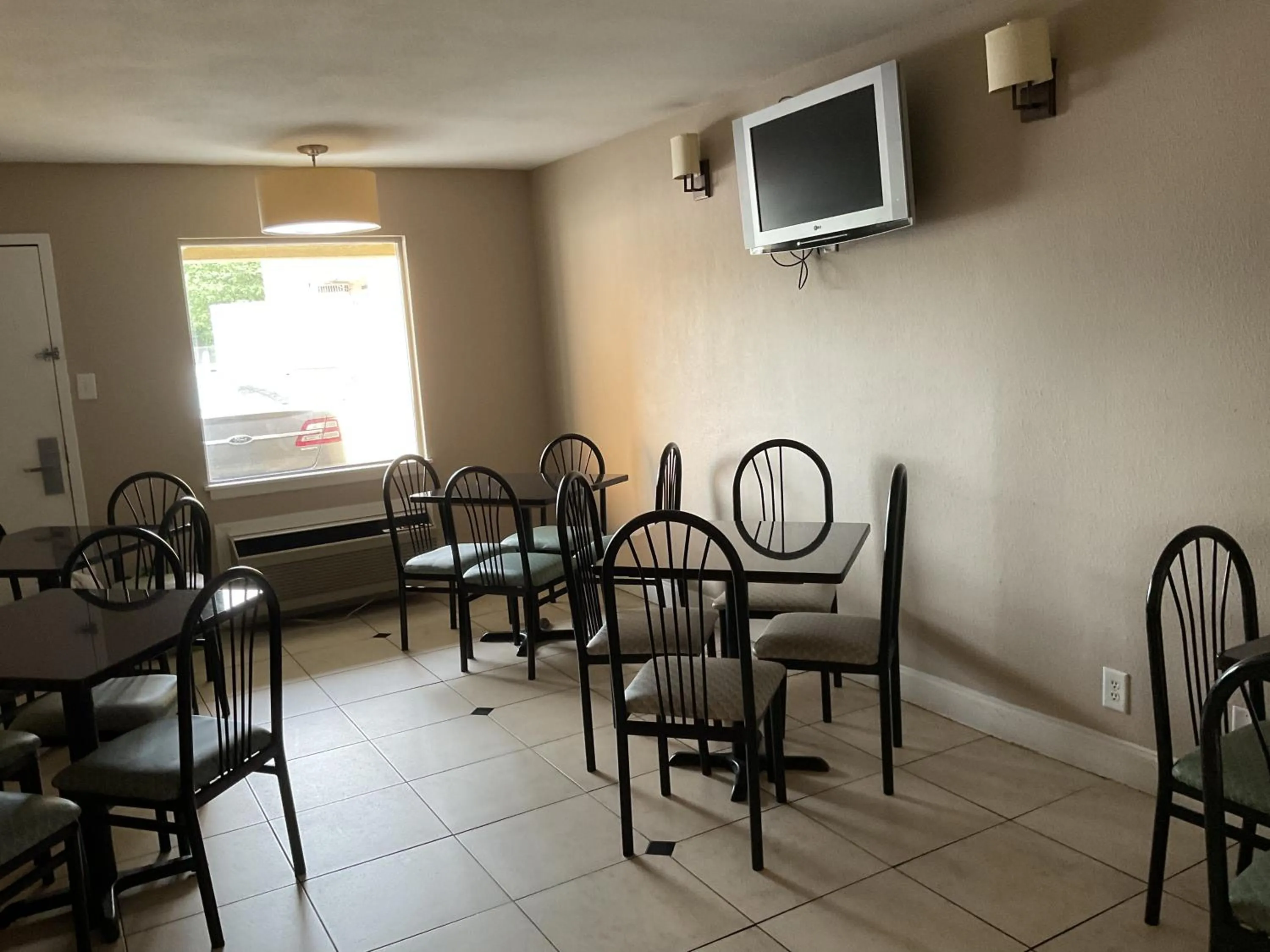 Breakfast in Super 8 by Wyndham Chattanooga/East Ridge