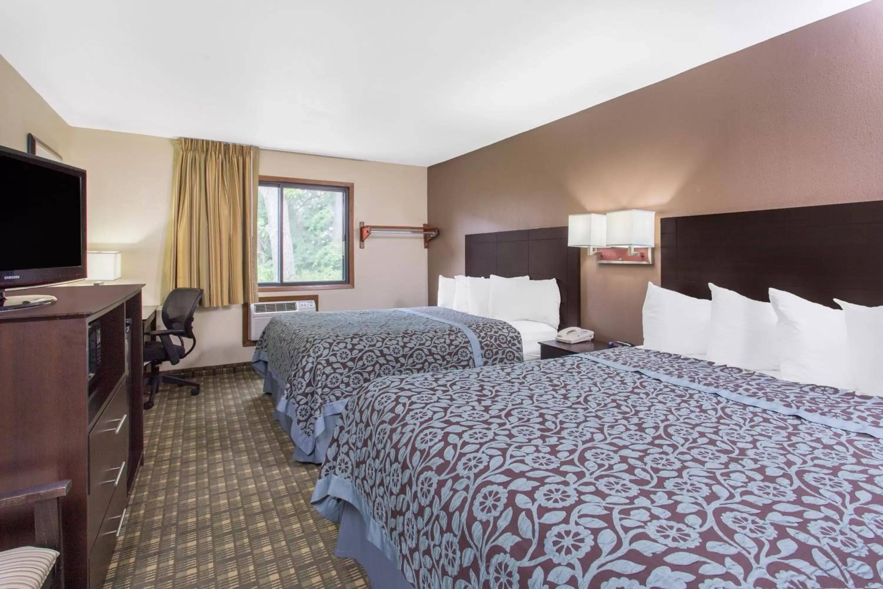 Photo of the whole room, Bed in Days Inn & Suites by Wyndham Waterloo