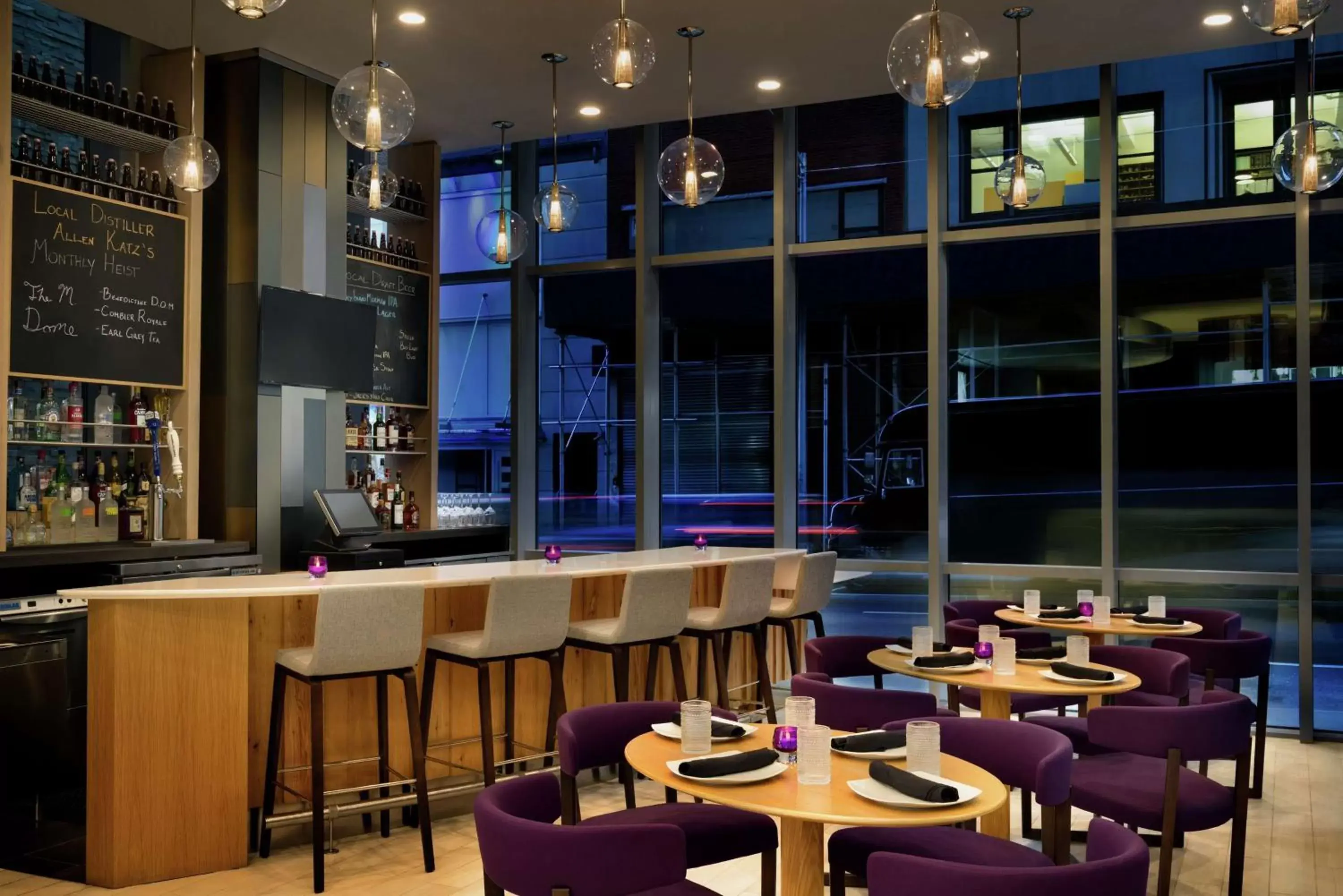 Lounge or bar, Restaurant/Places to Eat in Embassy Suites By Hilton New York Manhattan Times Square