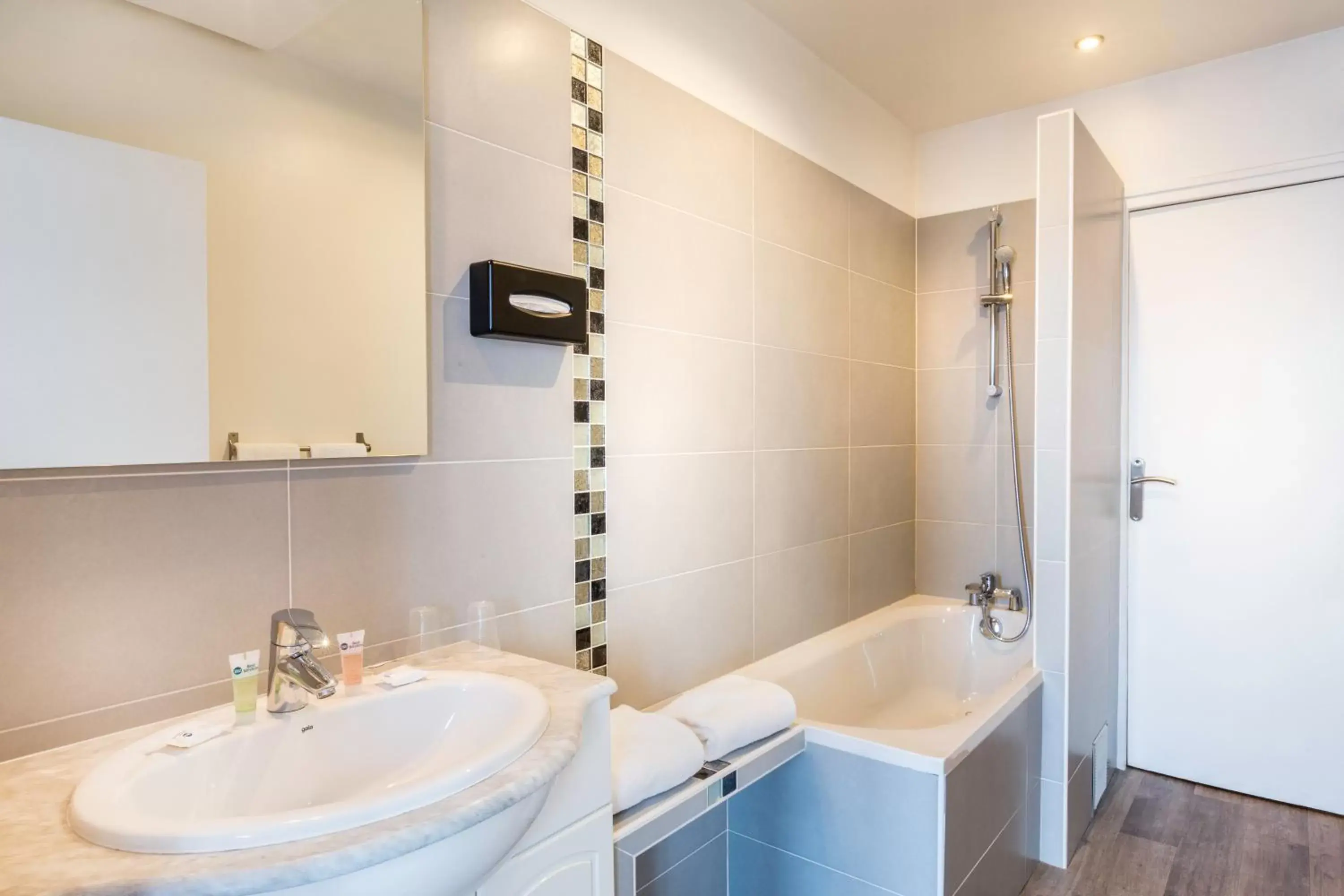 Bathroom in Best Western Hotel Centre Reims