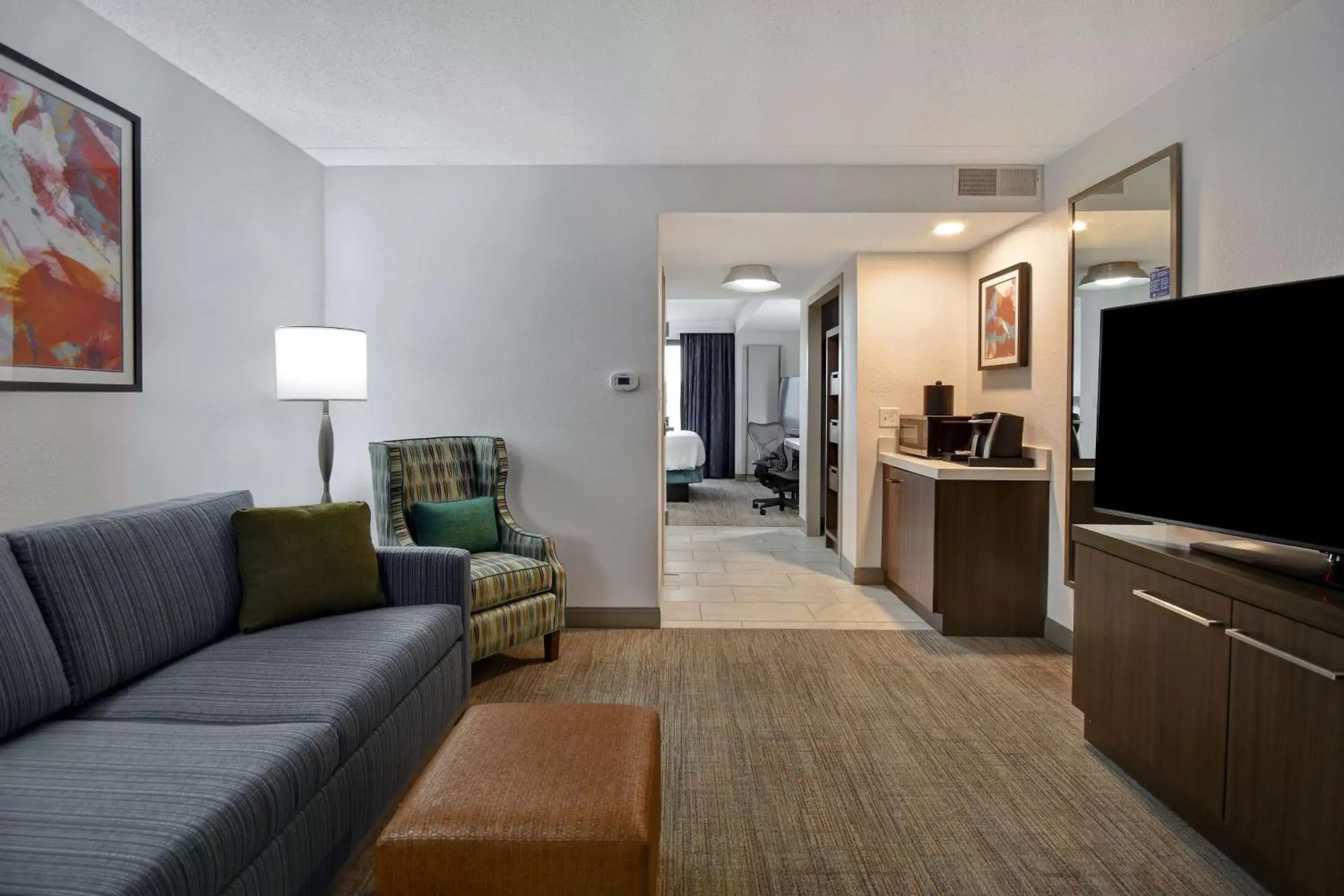 Living room, Seating Area in Hilton Garden Inn Detroit Metro Airport