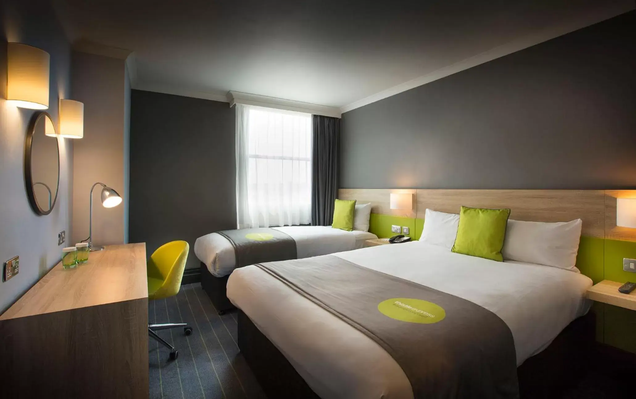 Bedroom, Bed in Thistle Express London Luton Bedroom, Bed in Thistle Express London Luton