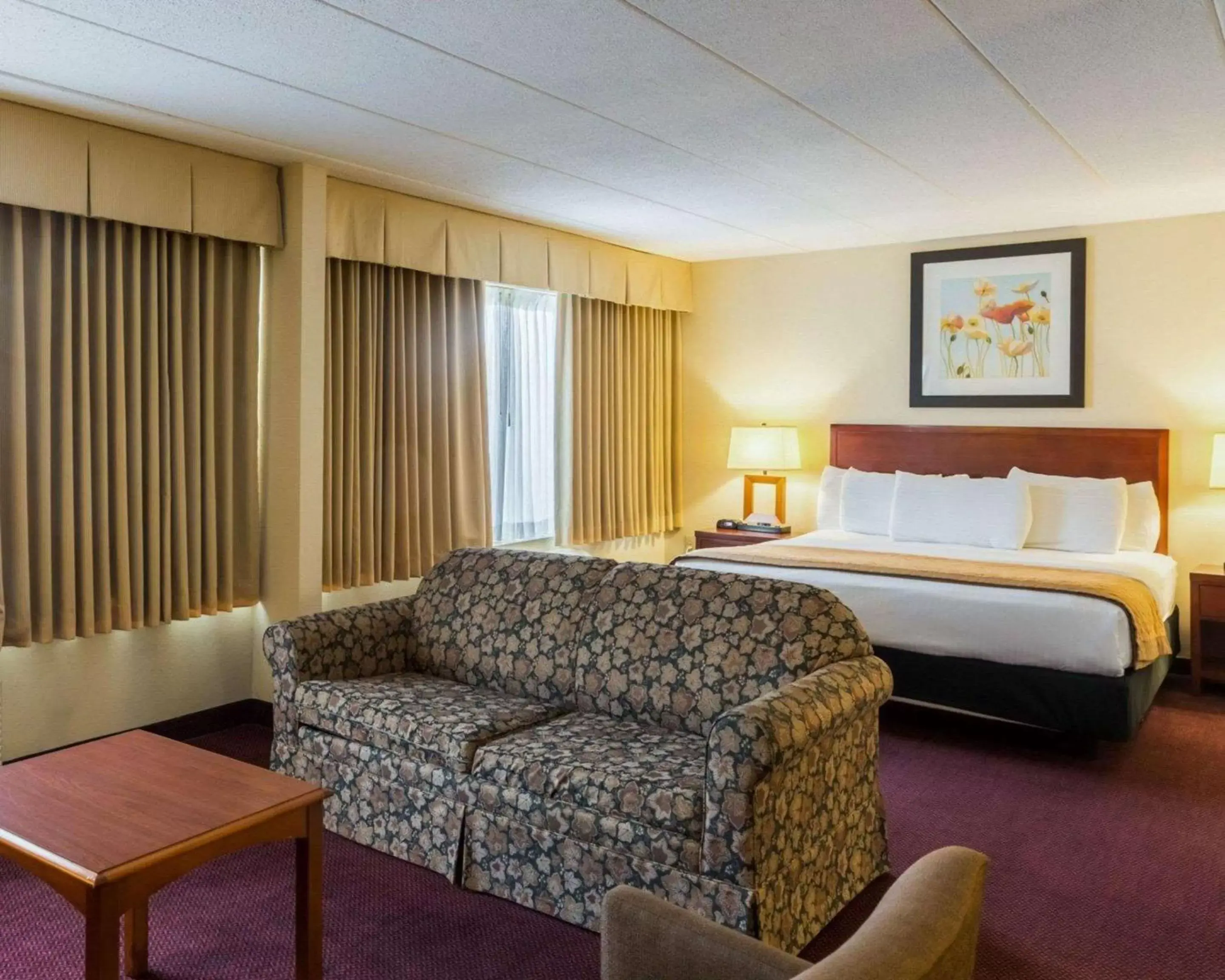Photo of the whole room, Bed in Clarion Hotel Somerset - New Brunswick