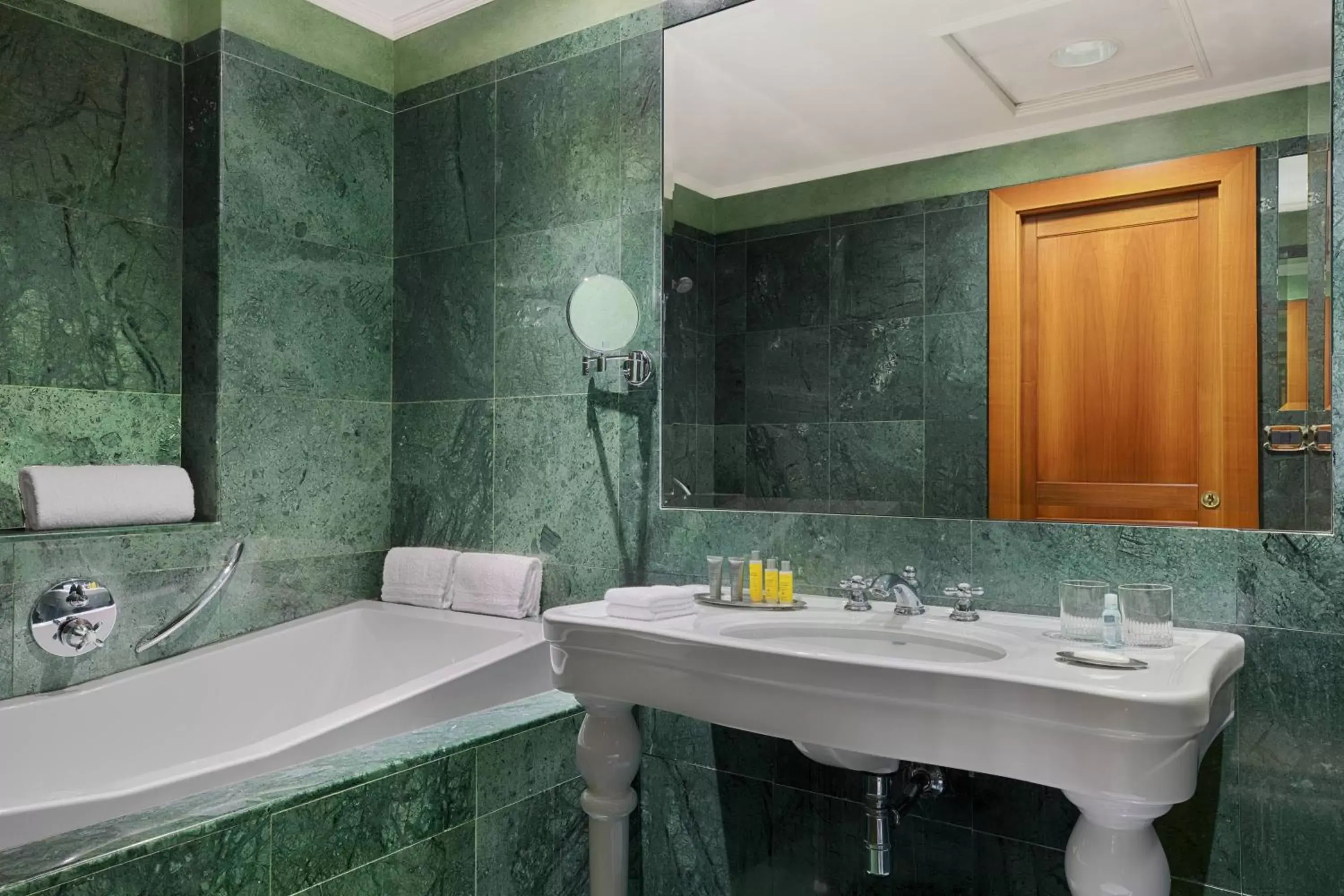 Bathroom in Rome Marriott Park Hotel