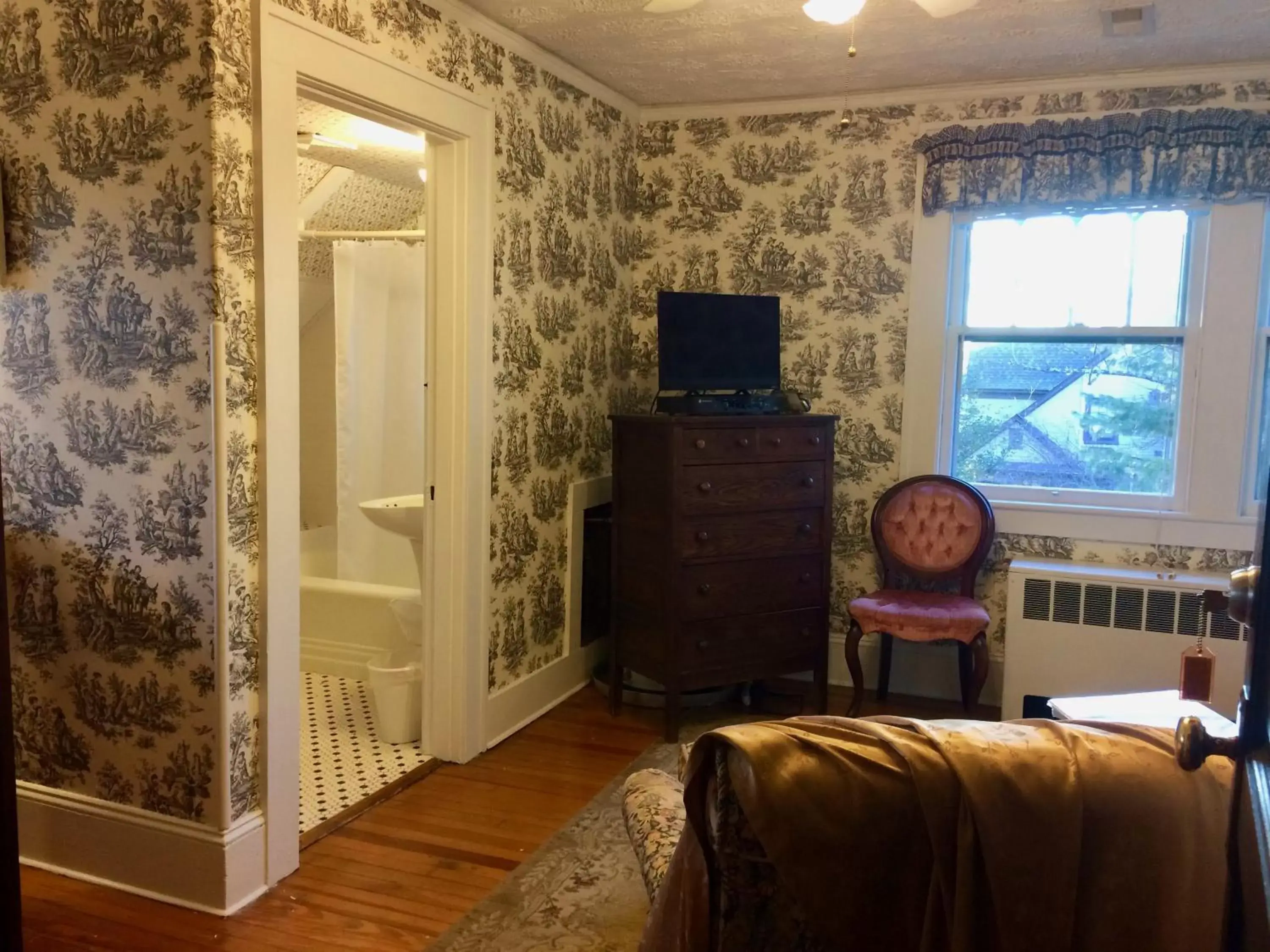 Seating area, TV/Entertainment Center in Oakland Cottage Bed and Breakfast