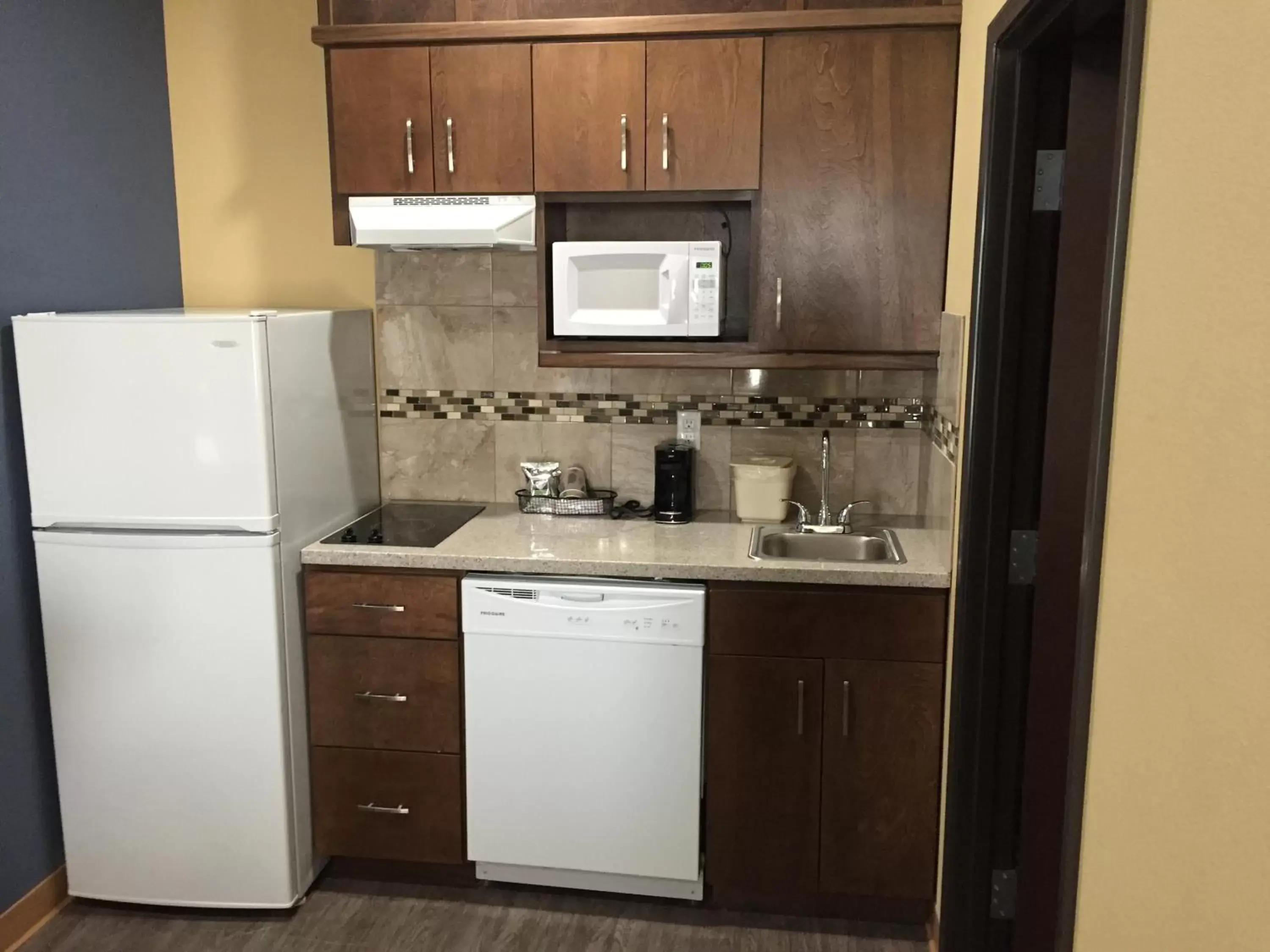 Kitchen/Kitchenette in La Bonita Inn & Suites - Crane