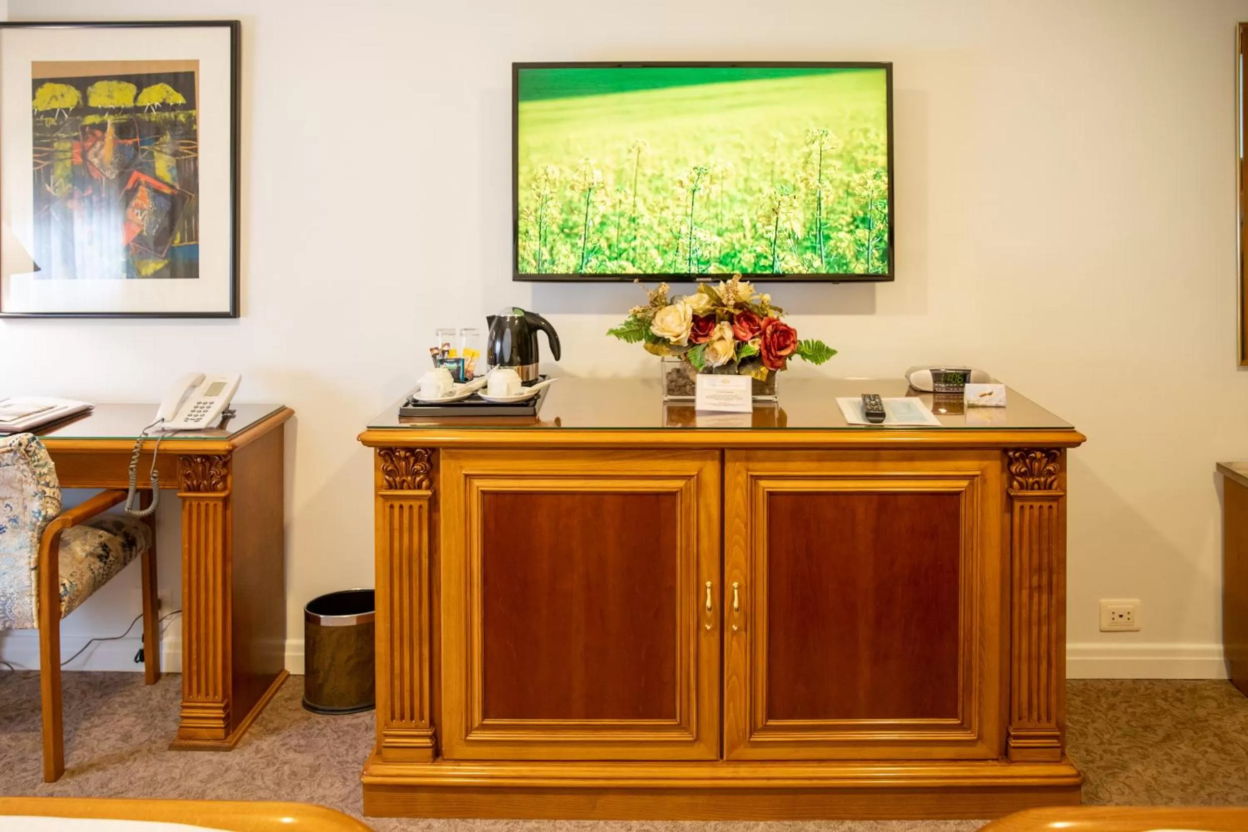 Communal lounge/ TV room in Amman International Hotel