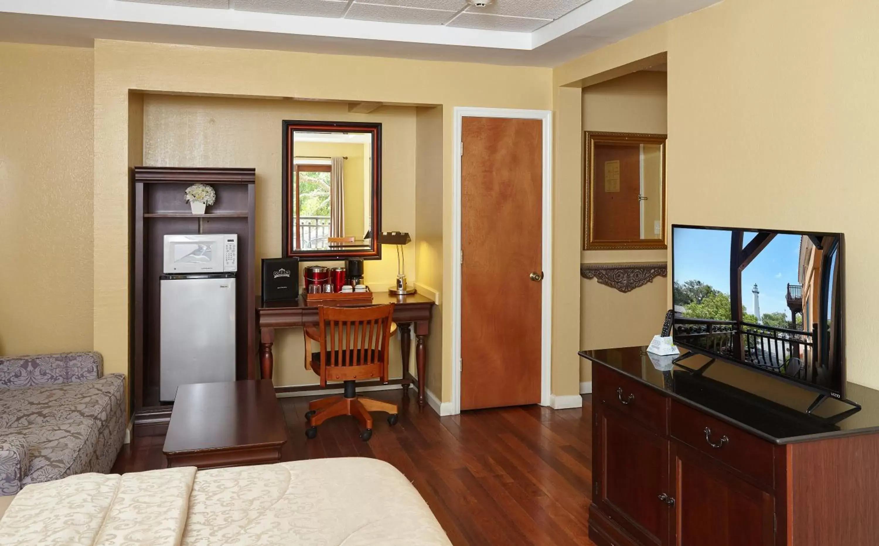 Seating area, TV/Entertainment Center in Ocean Inn & Suites