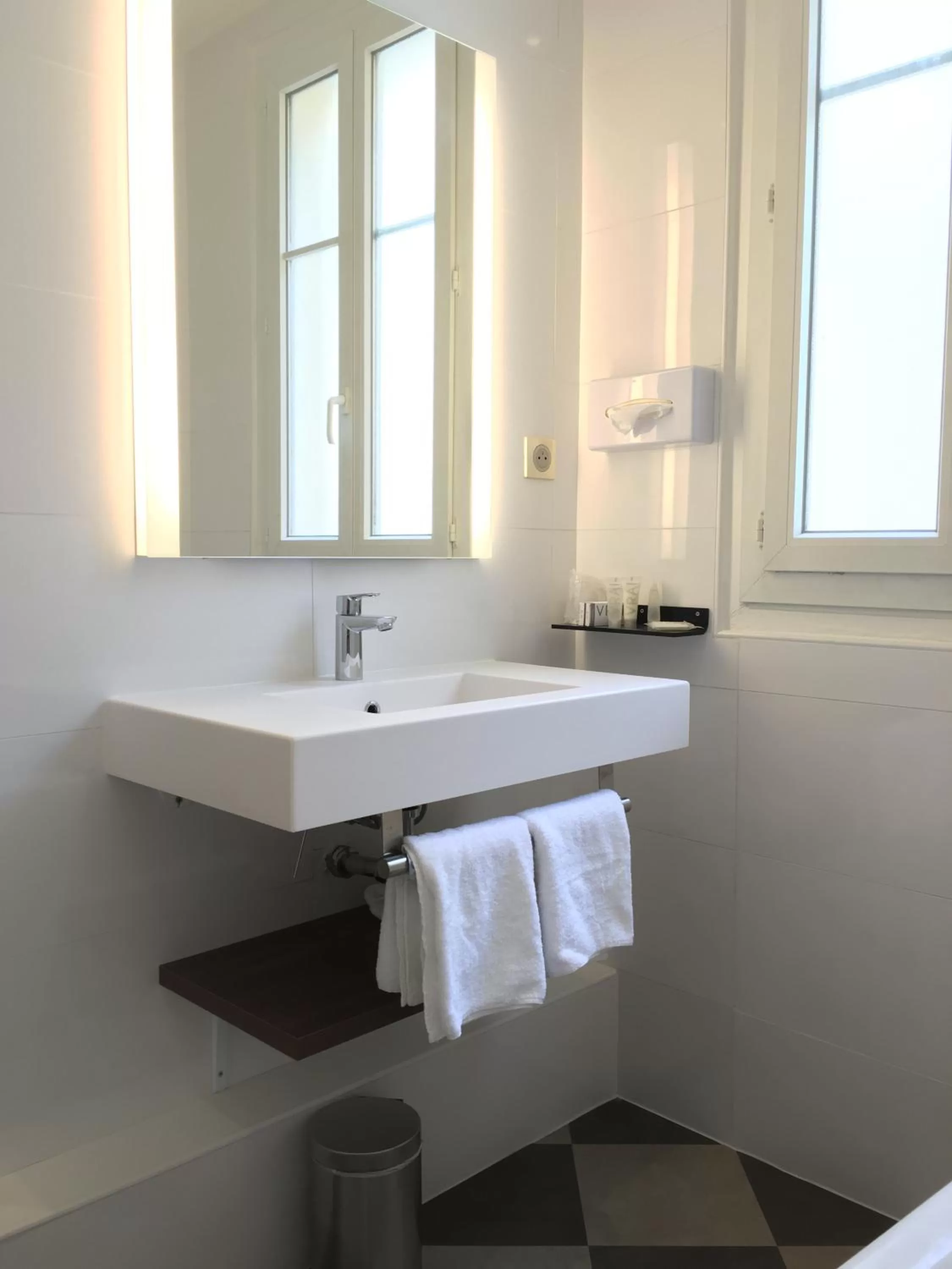 Bathroom in Hôtel Paris Vaugirard