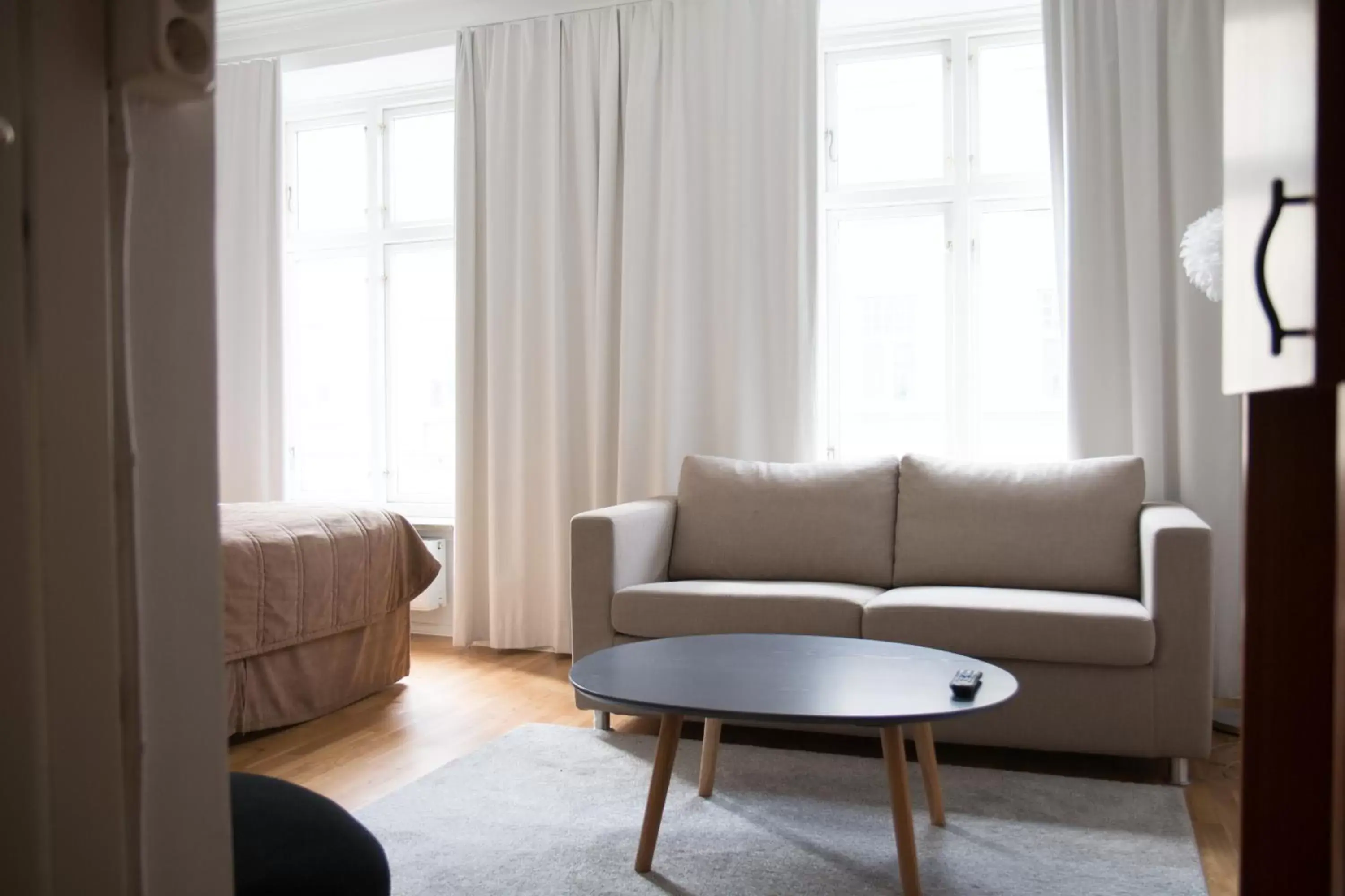 Bed, Seating Area in Hotell Aston