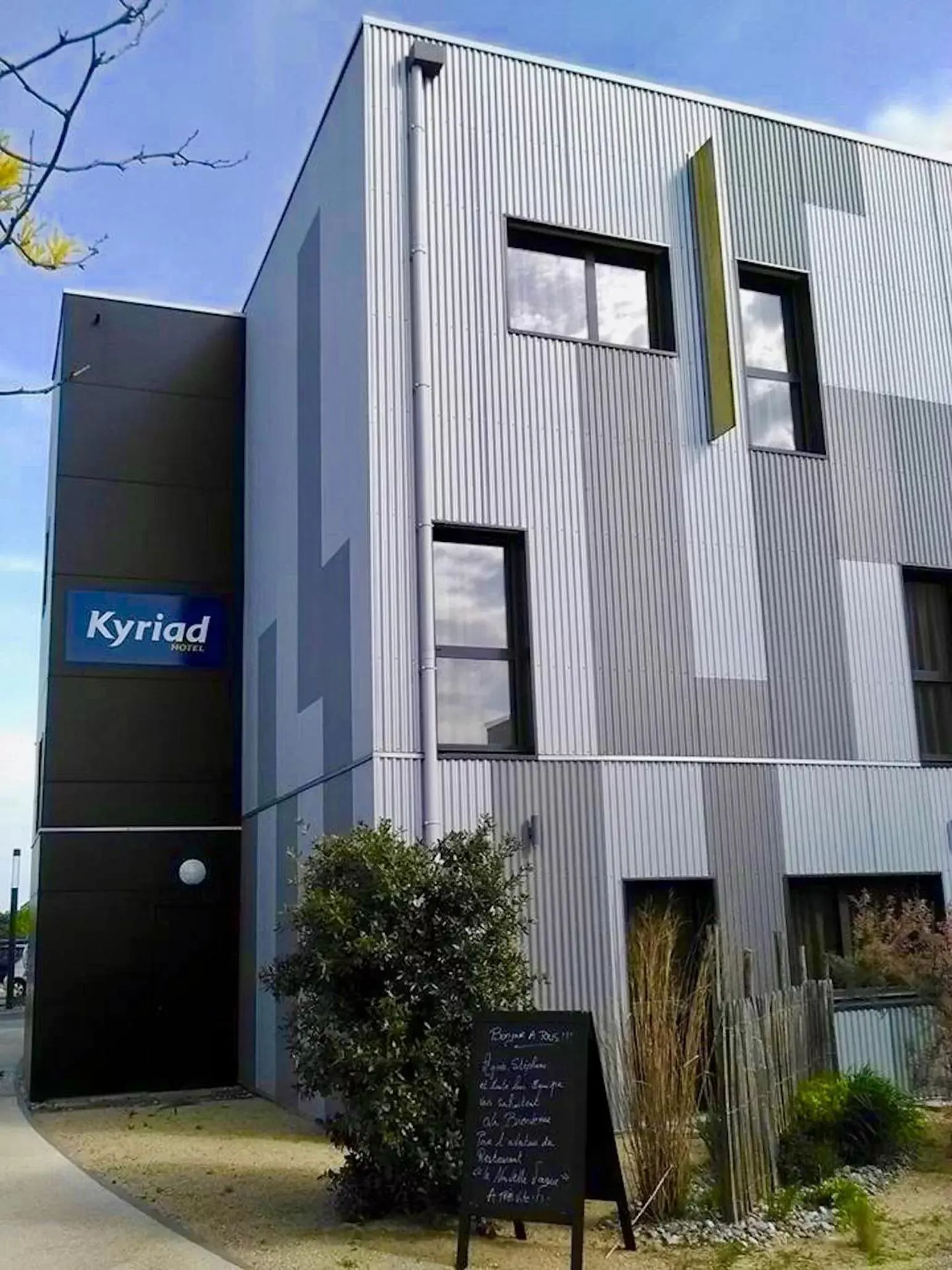Facade/entrance, Property Building in Kyriad Auray