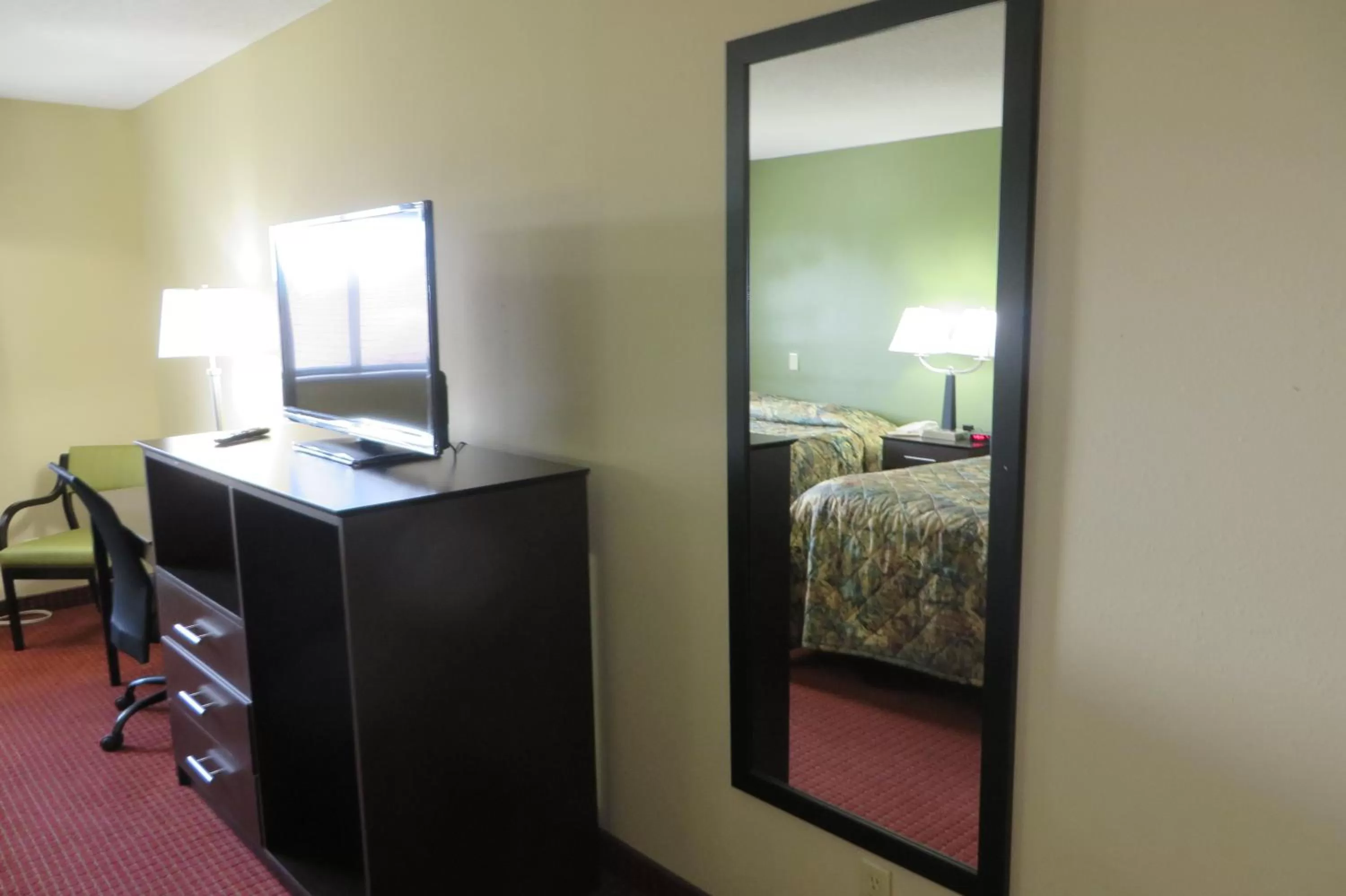 Decorative detail, Bed in Super 8 by Wyndham Grinnell IA