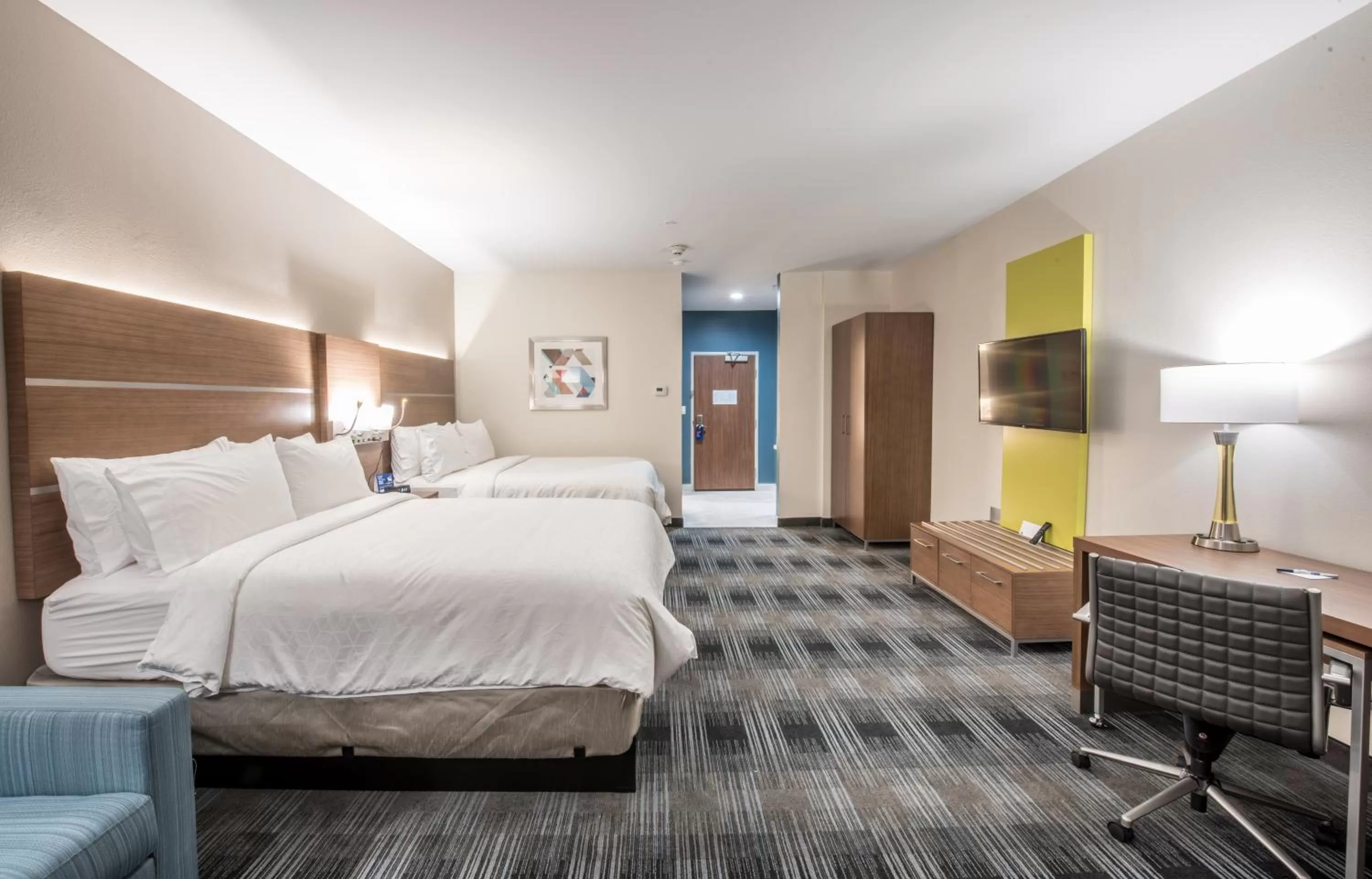 Photo of the whole room, Bed in Holiday Inn Express & Suites - Houston Westchase - Westheimer by IHG