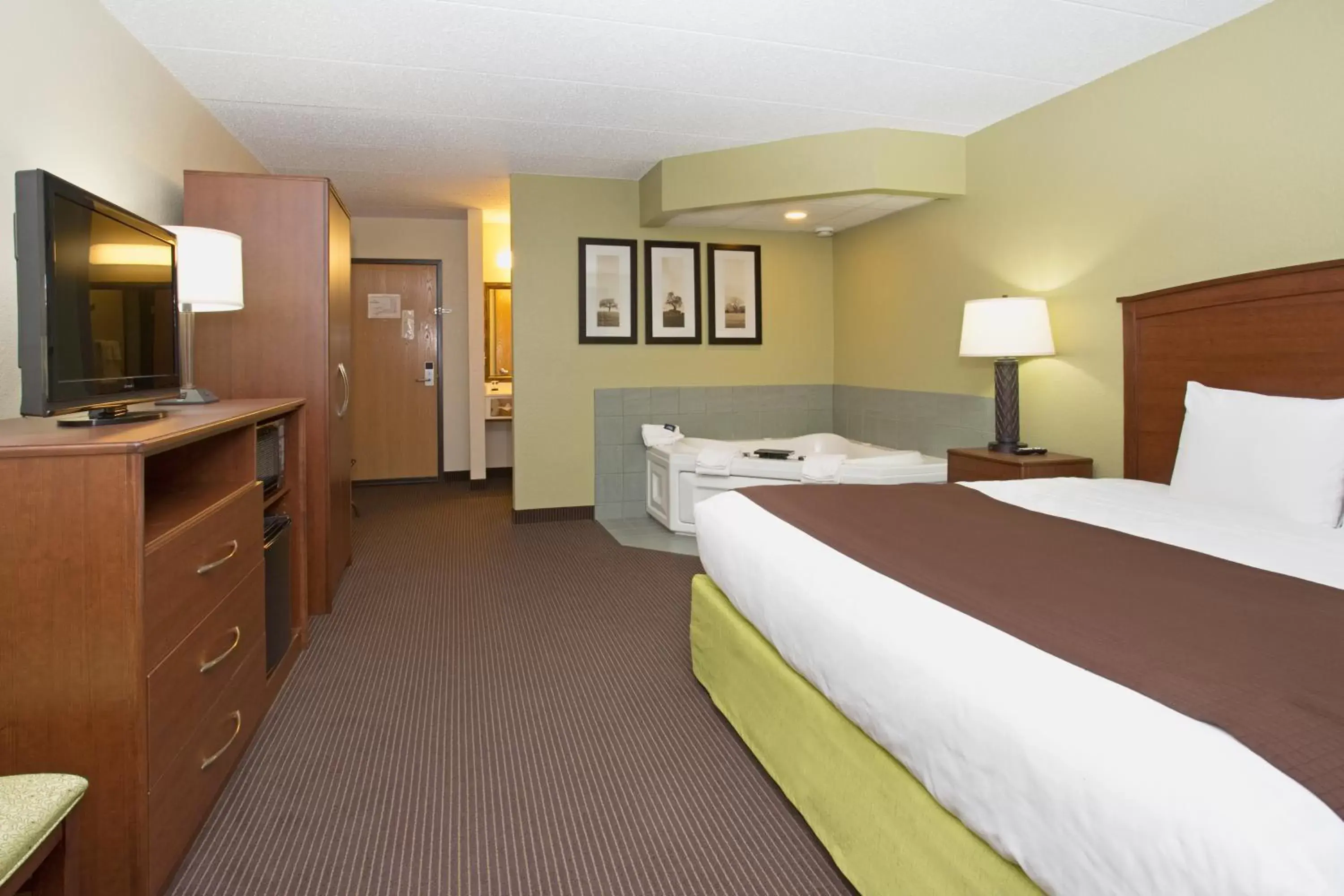 Bedroom, Bed in Cobblestone Hotel & Suites - Wisconsin Rapids