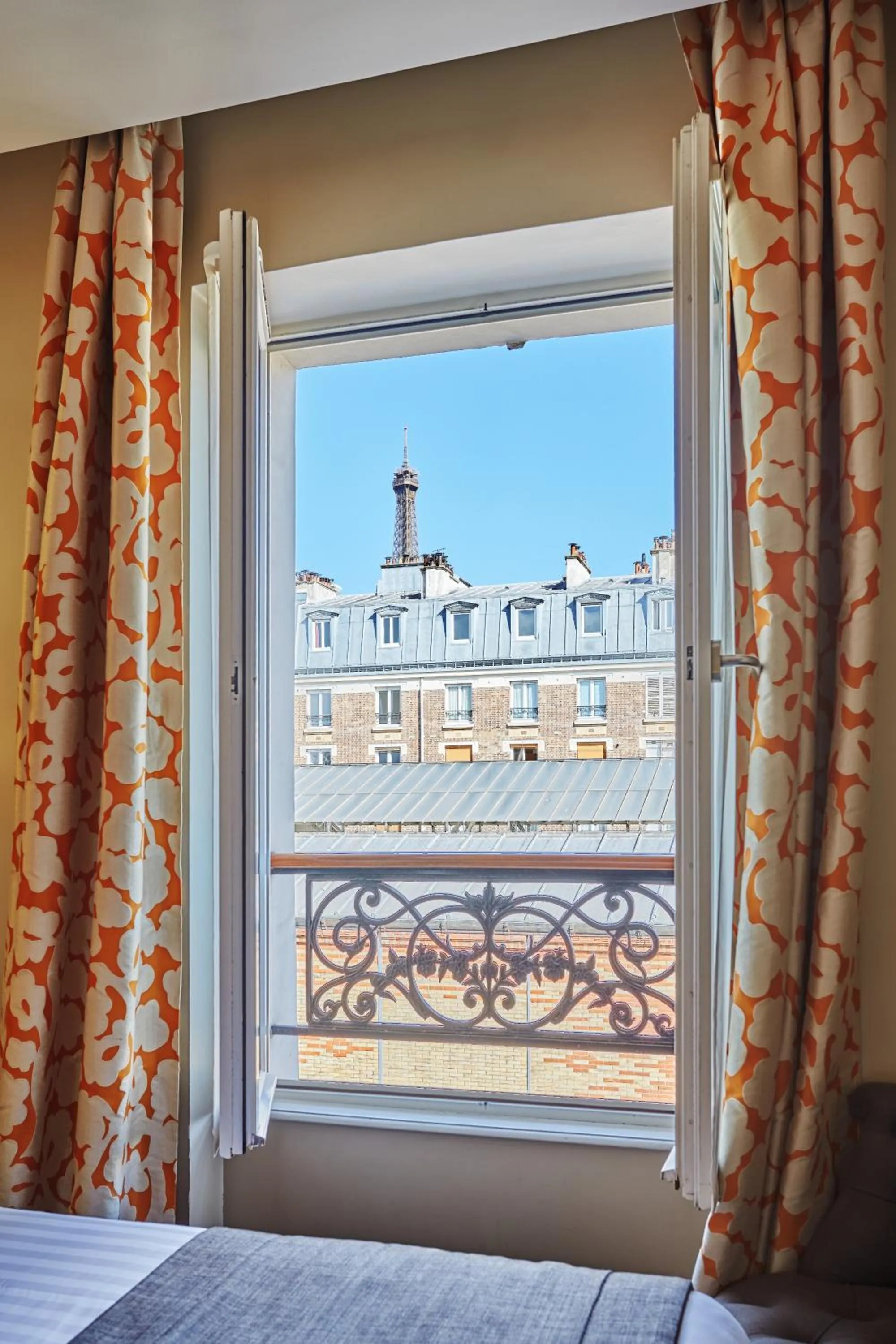 View (from property/room), Bed in Hôtel Le Relais Saint Charles