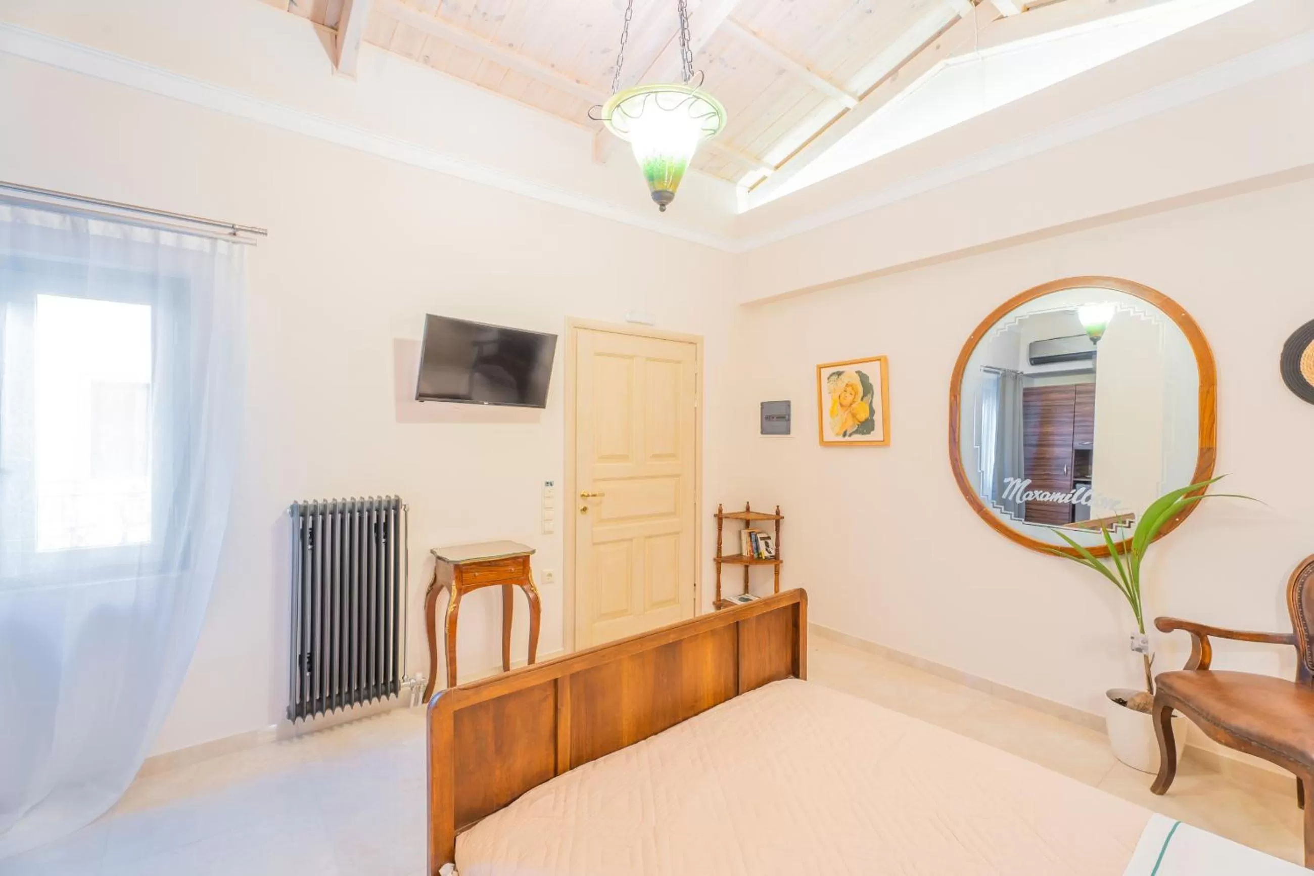 TV/Entertainment Center in The Stone Manor , Noho boutique hotel Thissio