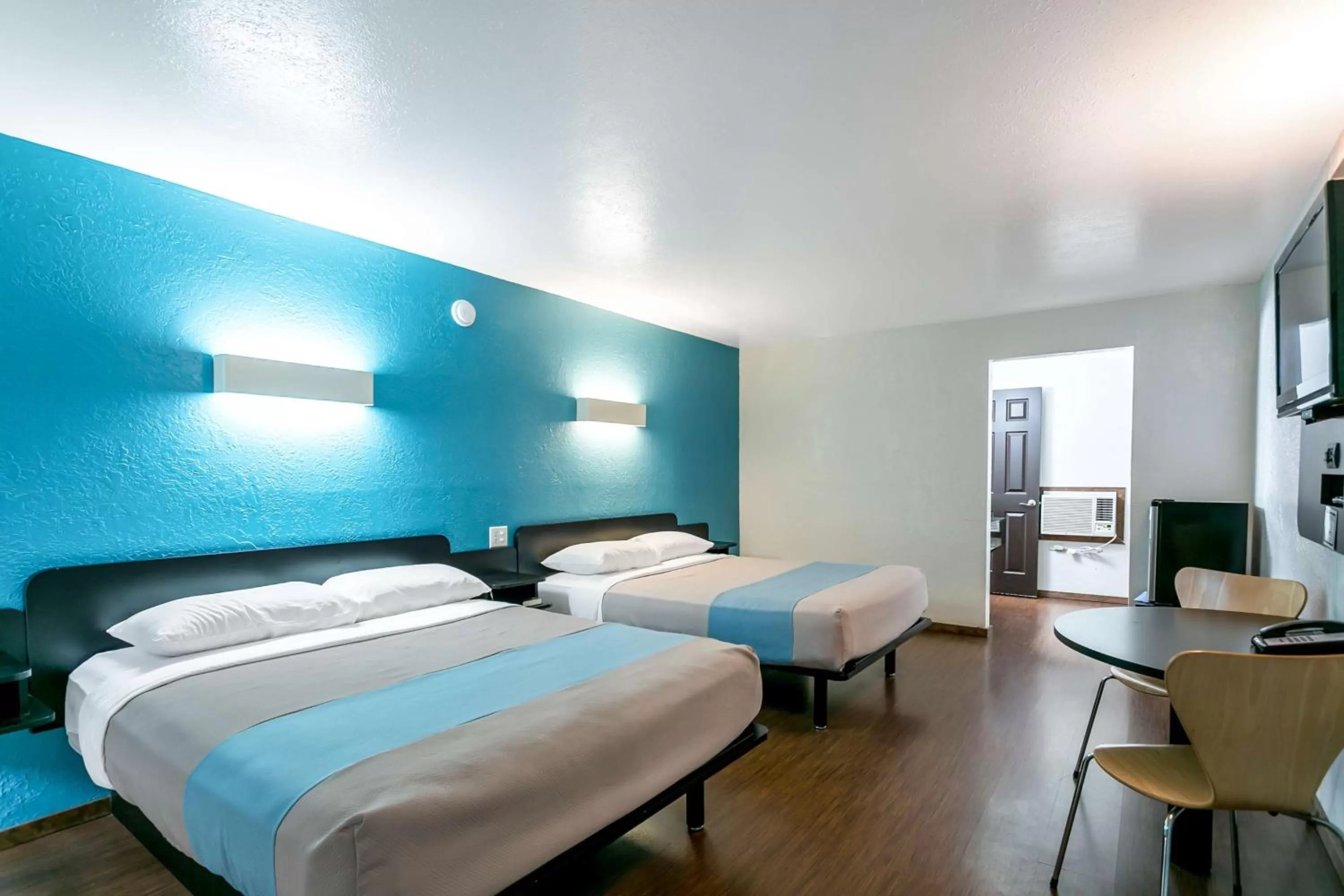 Photo of the whole room, Bed in Motel 6 University Missoula