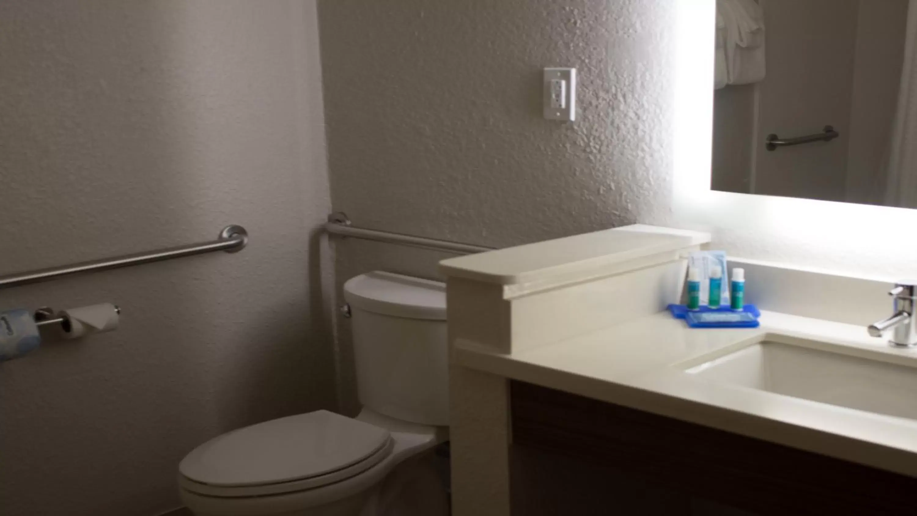 Photo of the whole room, Bathroom in Holiday Inn Express Winfield, an IHG Hotel