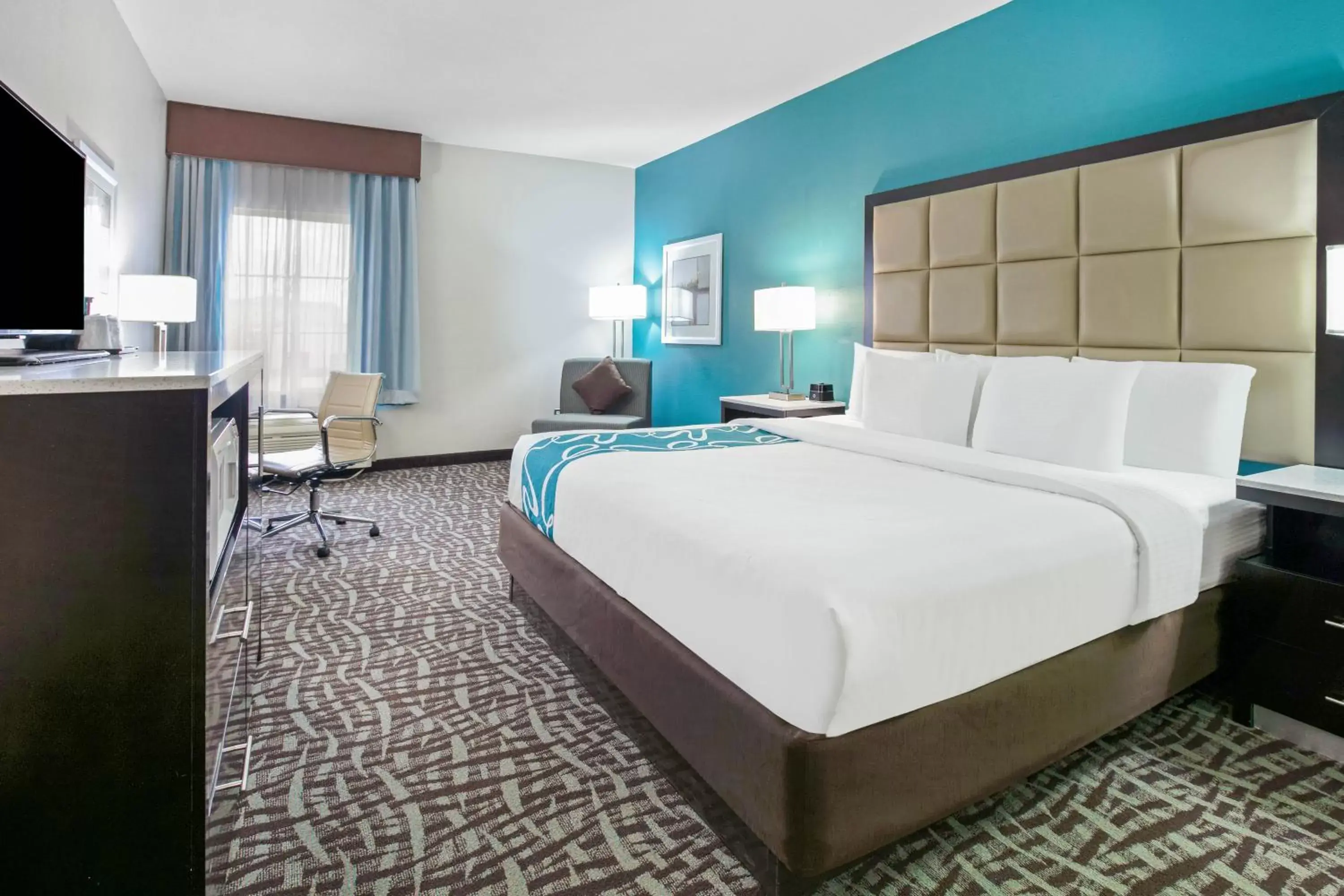 Bed in La Quinta Inn and Suites by Wyndham Paris