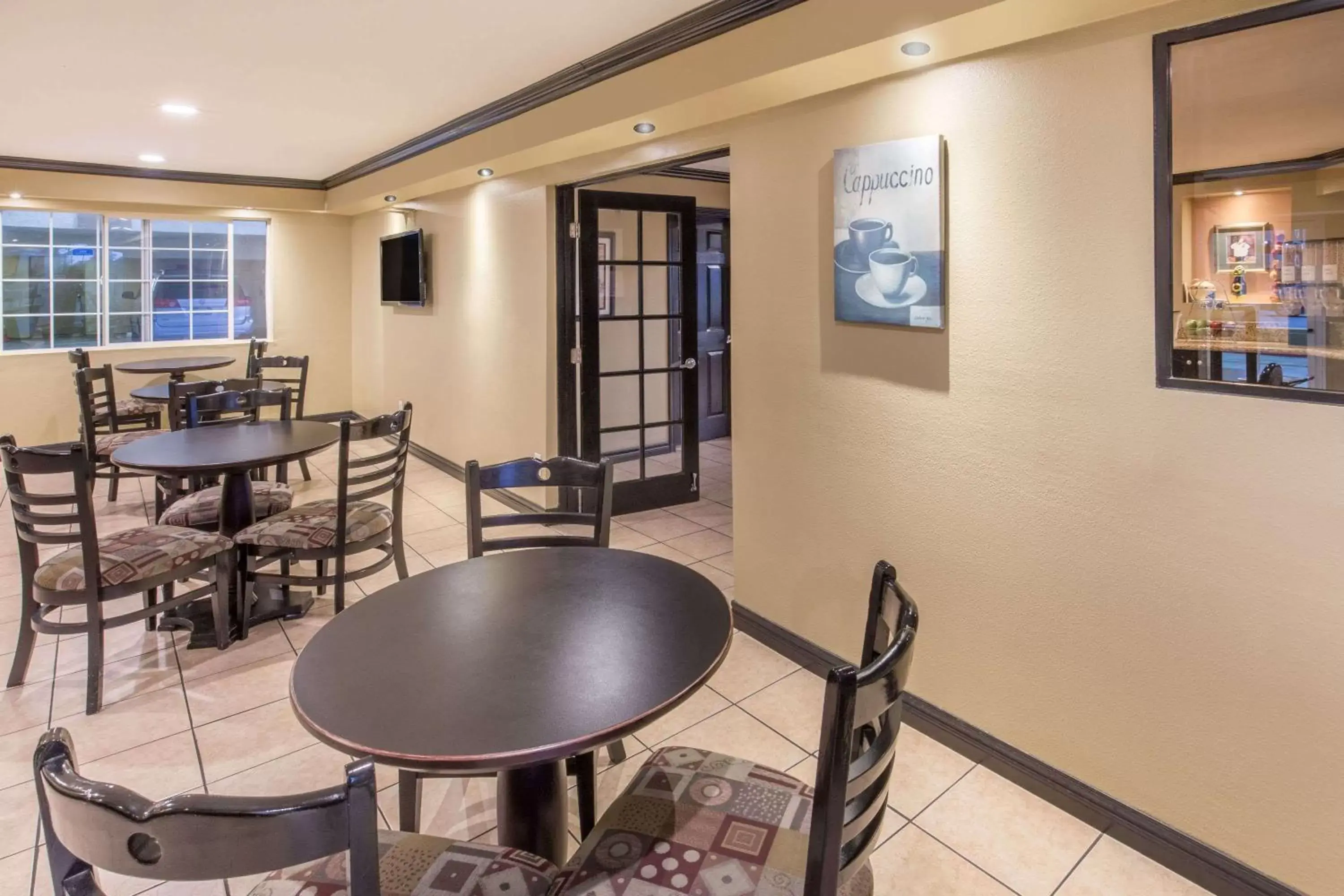 Restaurant/places to eat, Lounge/Bar in Ramada by Wyndham Ontario