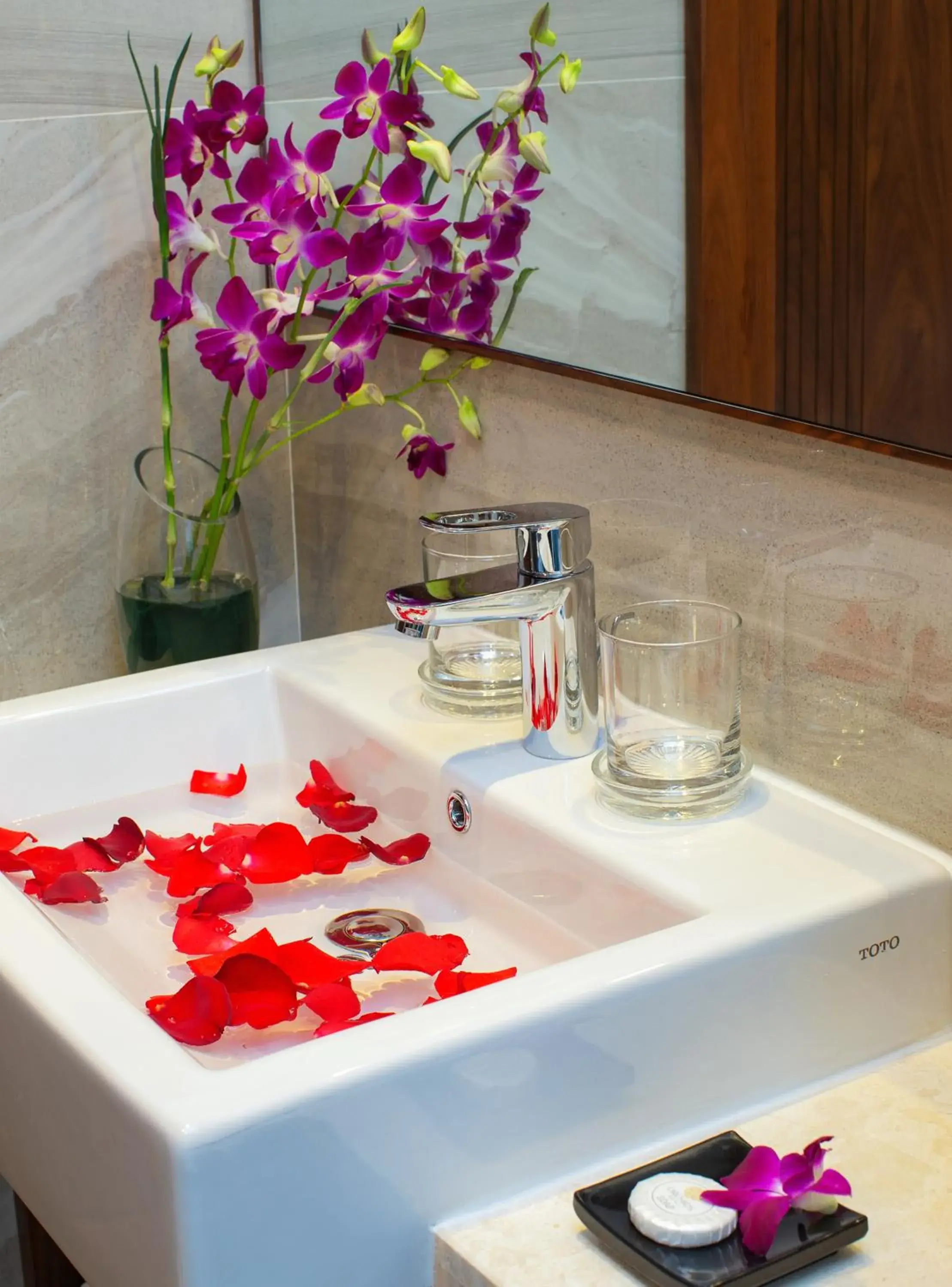 Bathroom in Orchids Saigon Hotel