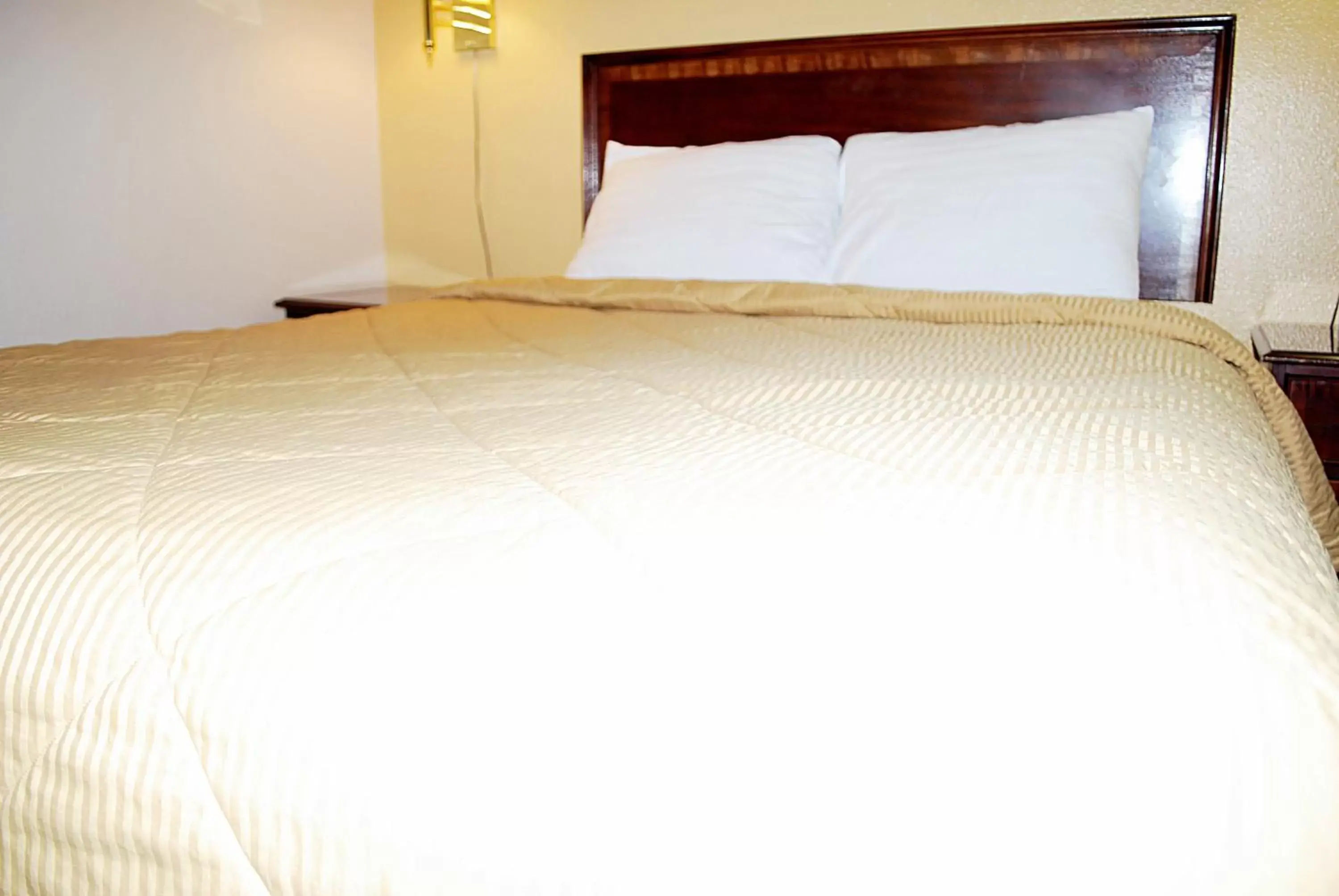 Bed in Travelodge by Wyndham Klamath Falls