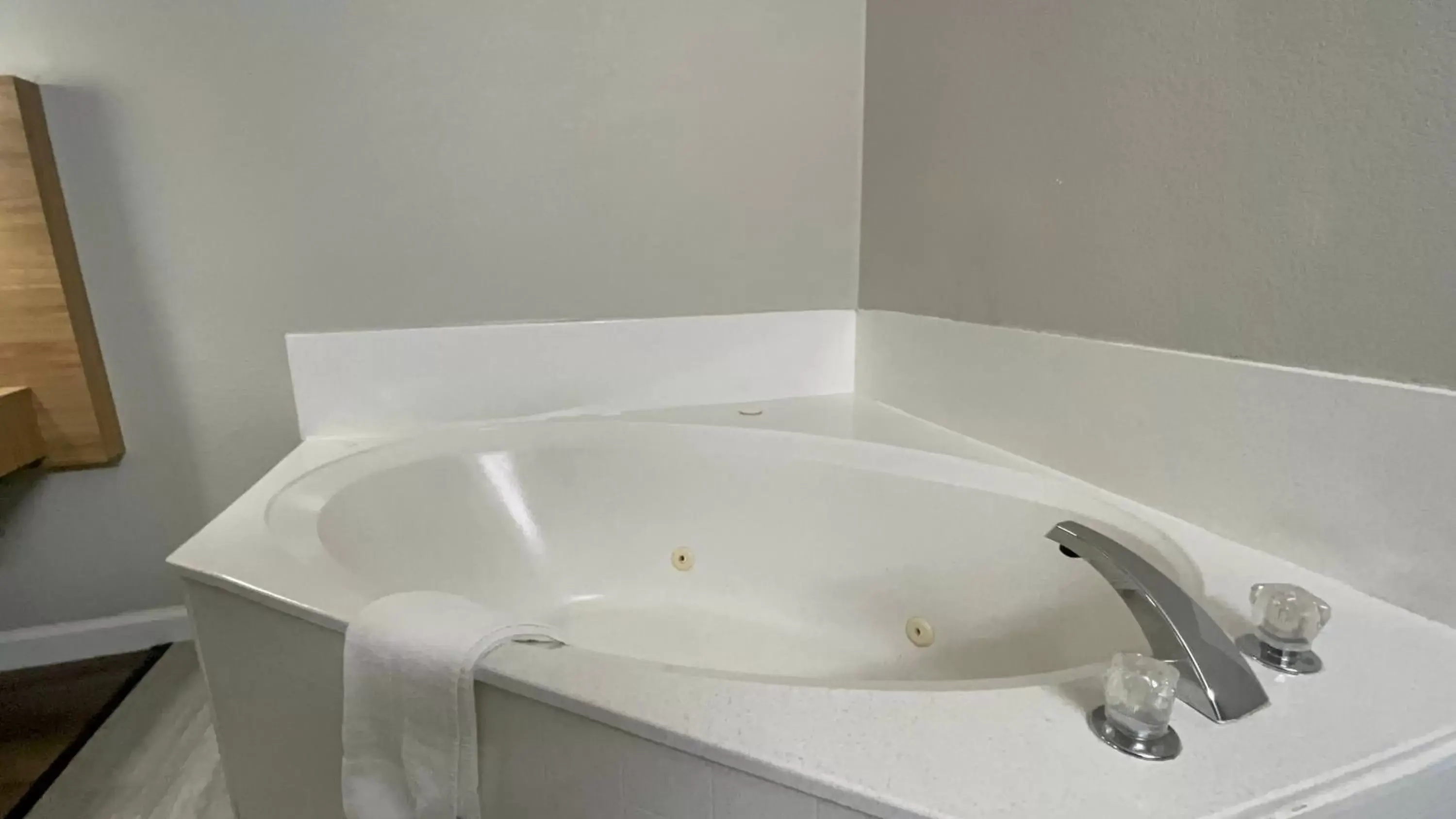Hot Tub, Bathroom in Days Inn by Wyndham Jackson
