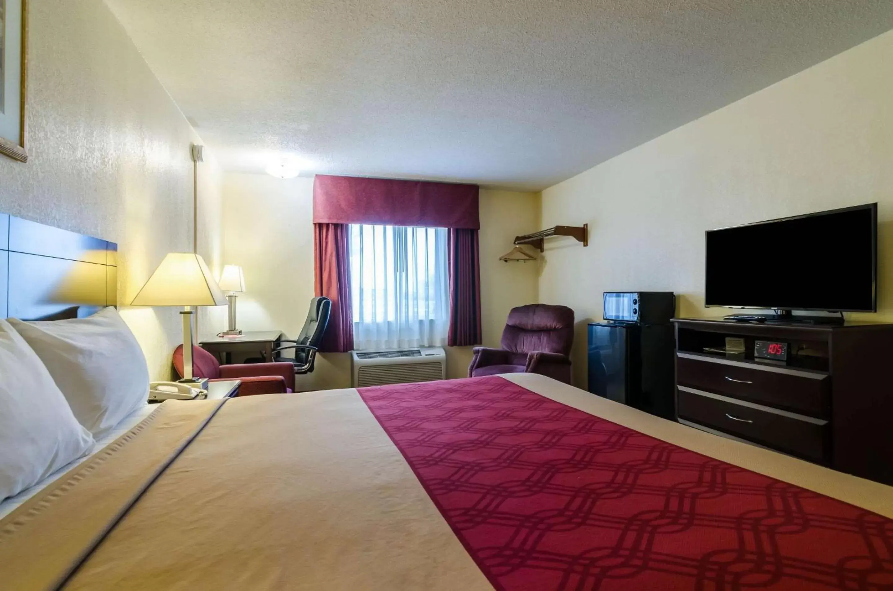 Photo of the whole room, Bed in Econo Lodge Lexington