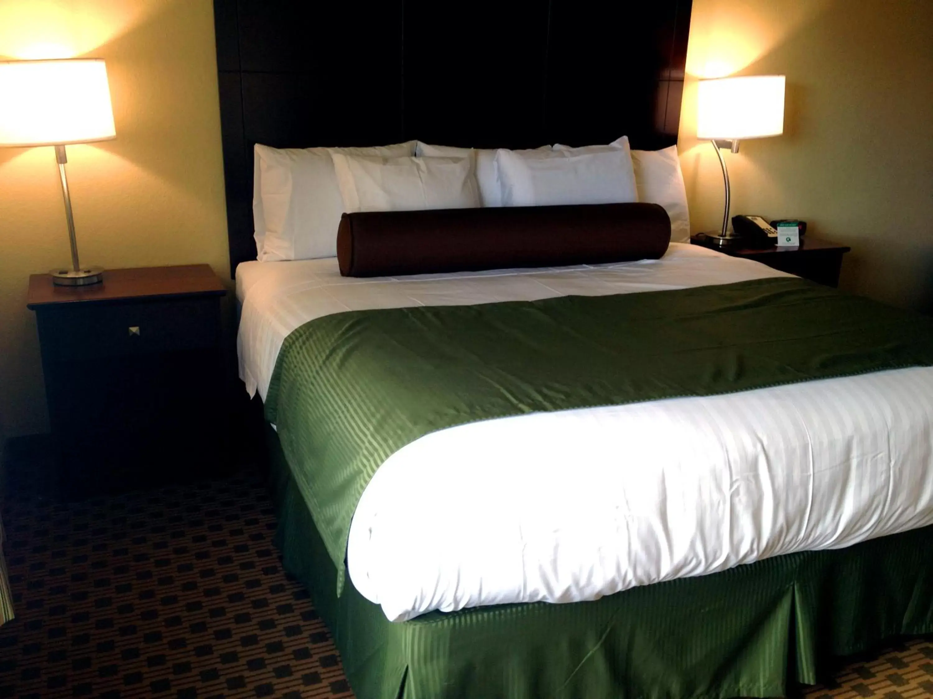 Bed in Cobblestone Hotel & Suites - Waynesboro