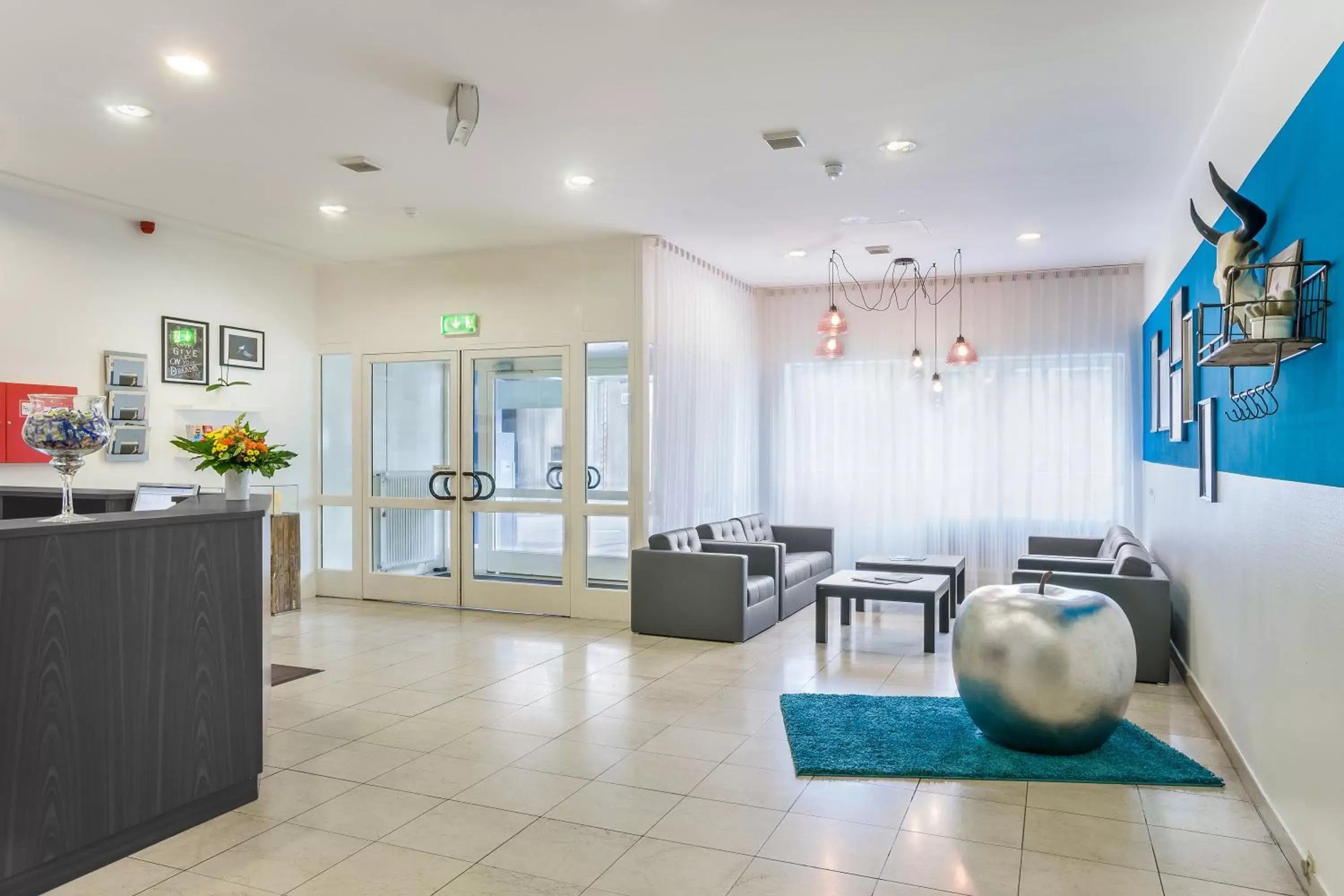 Lobby or reception in Novum Hotel Mariella Airport