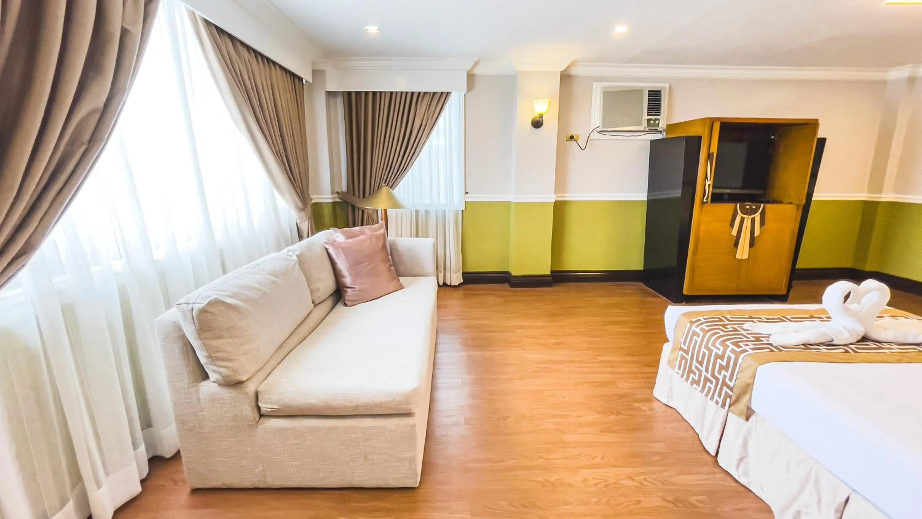 Seating area, Bed in Miramar Hotel