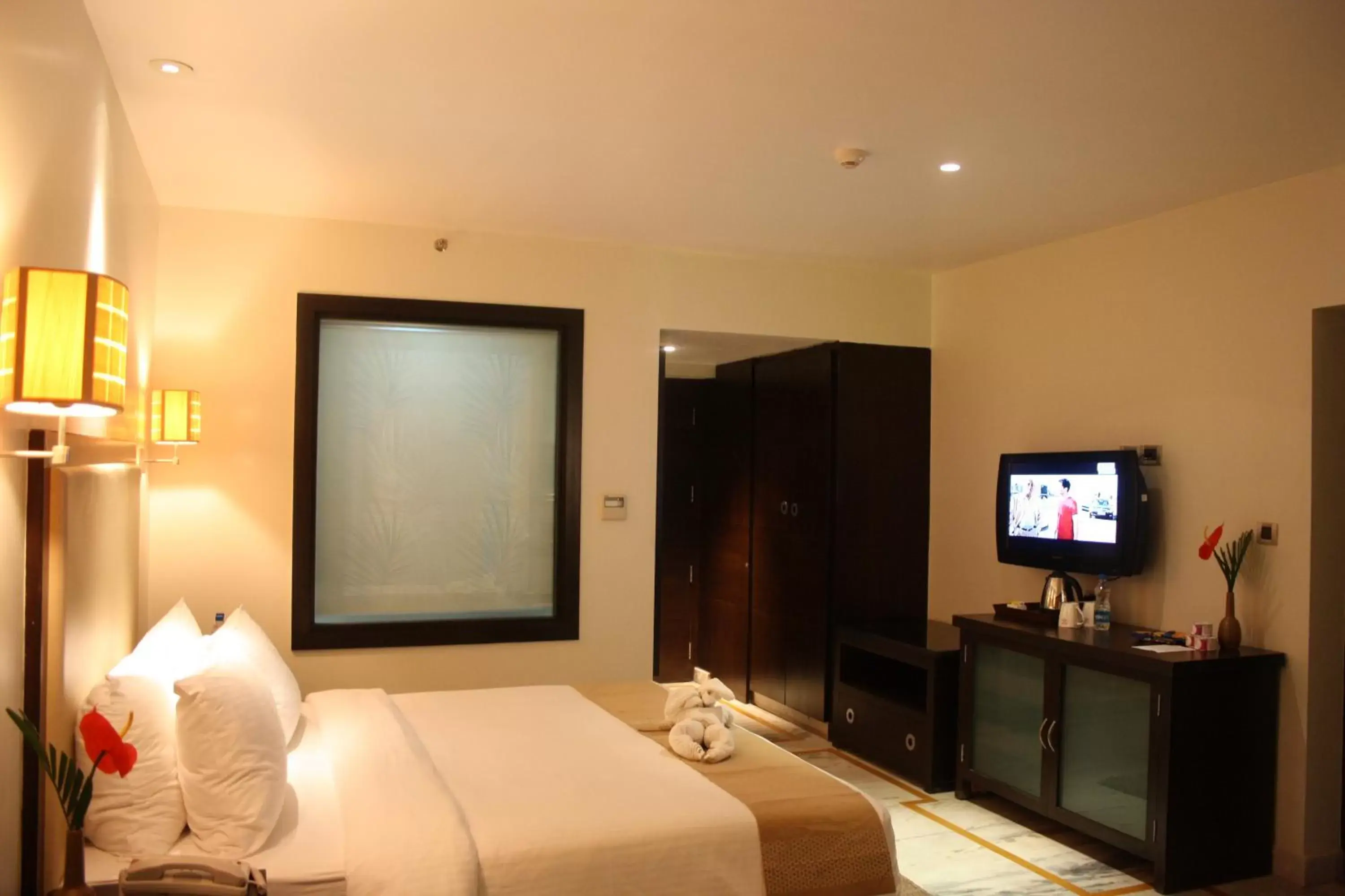 Bedroom, Bed in Royal Orchid Central Kireeti-HAMPI Hospet