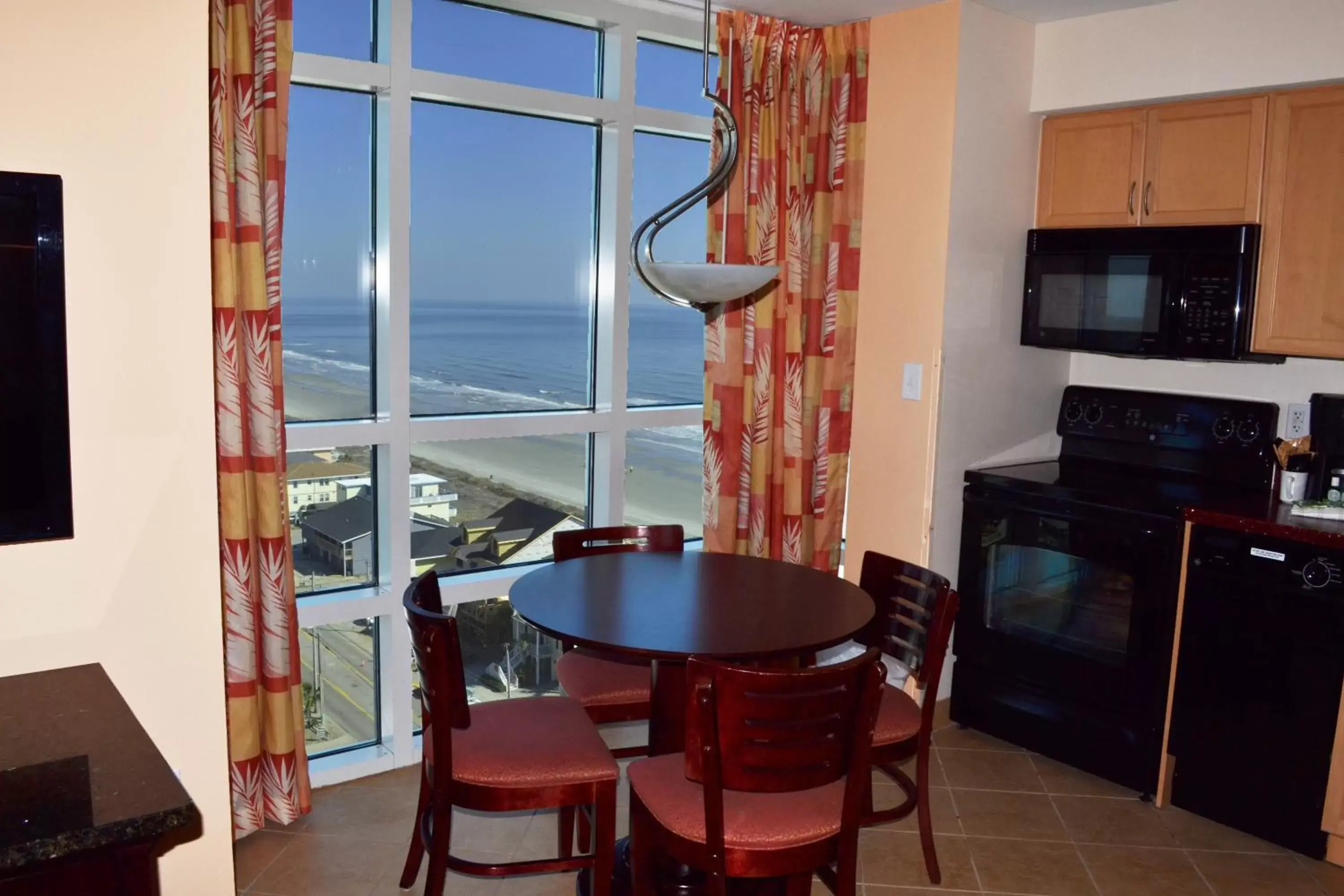 Kitchen or kitchenette, Dining Area in Prince Resort