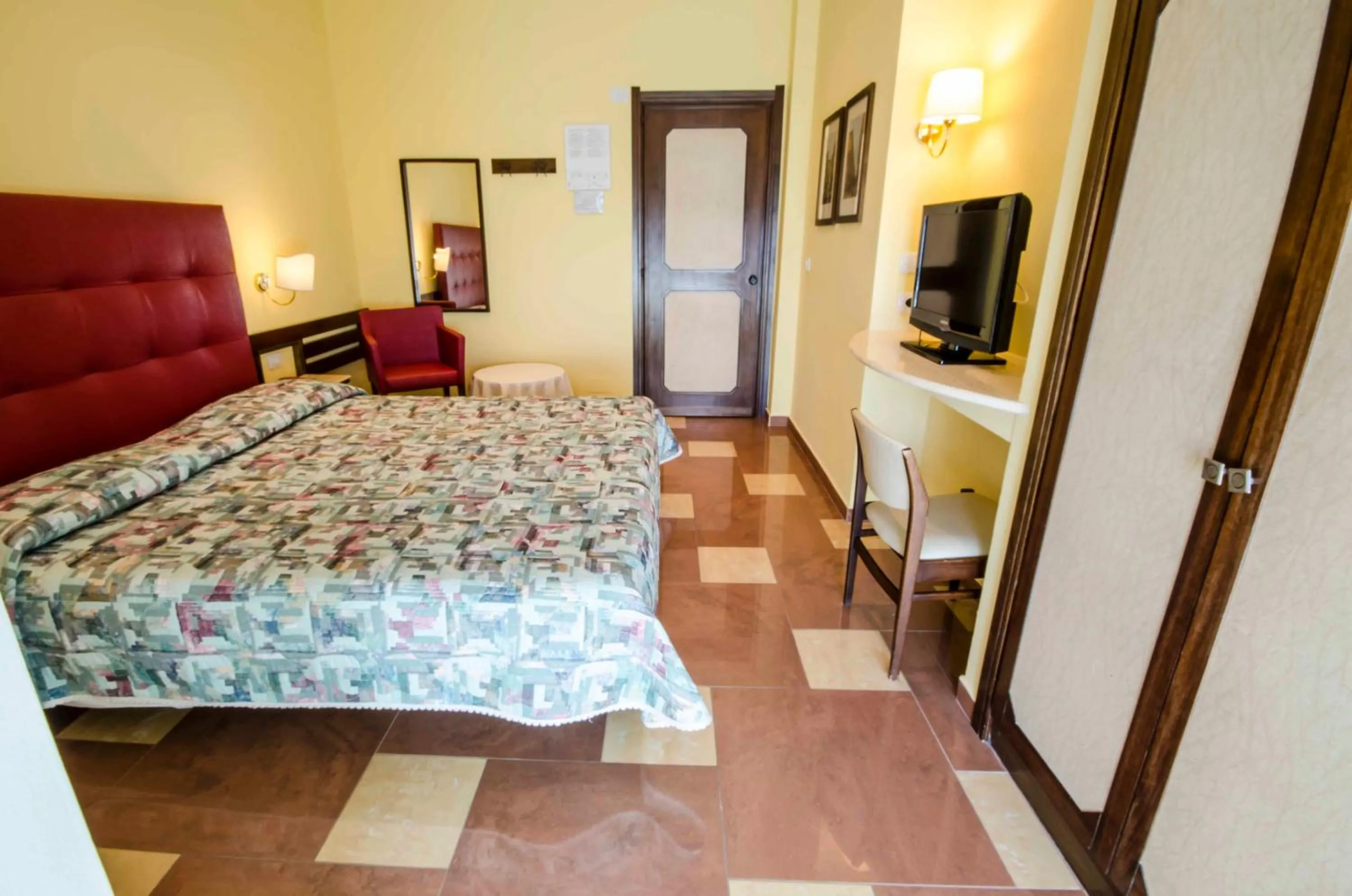 Photo of the whole room, Bed in Hotel Tarconte