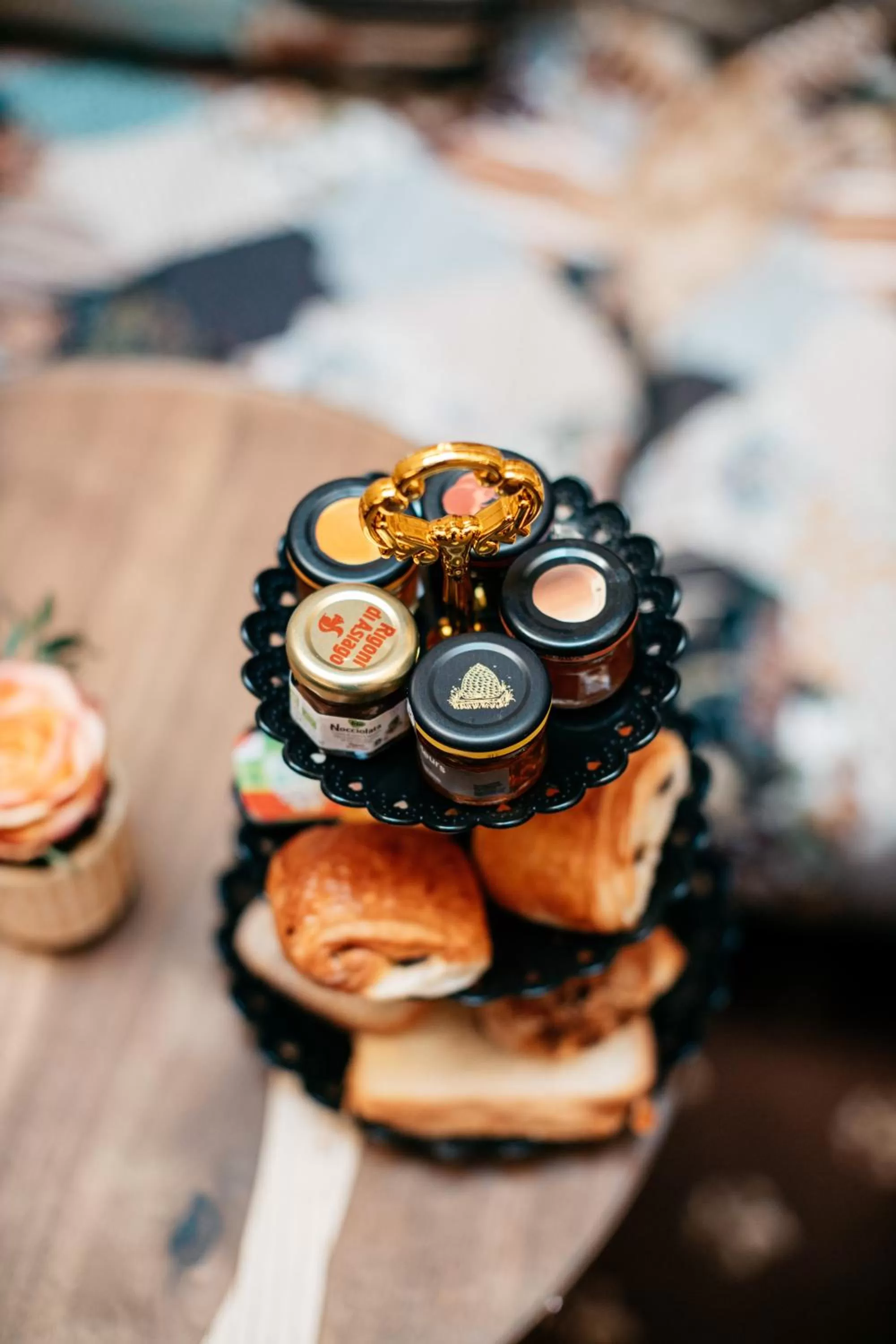 Breakfast in Le Temple De Jeanne