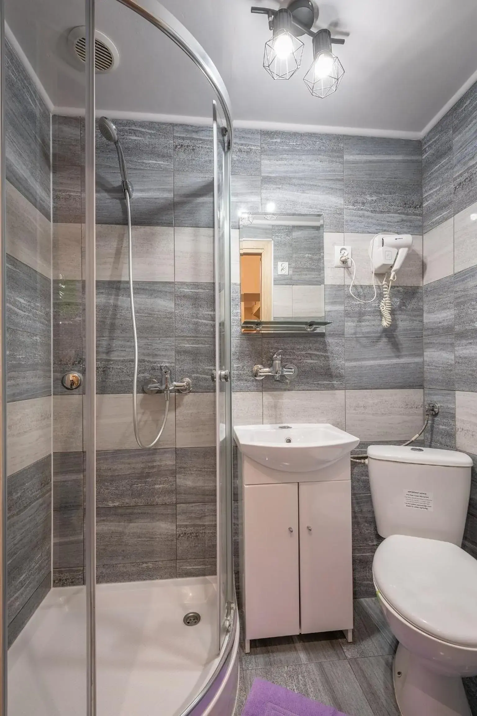 Shower, Bathroom in Queen Apartments