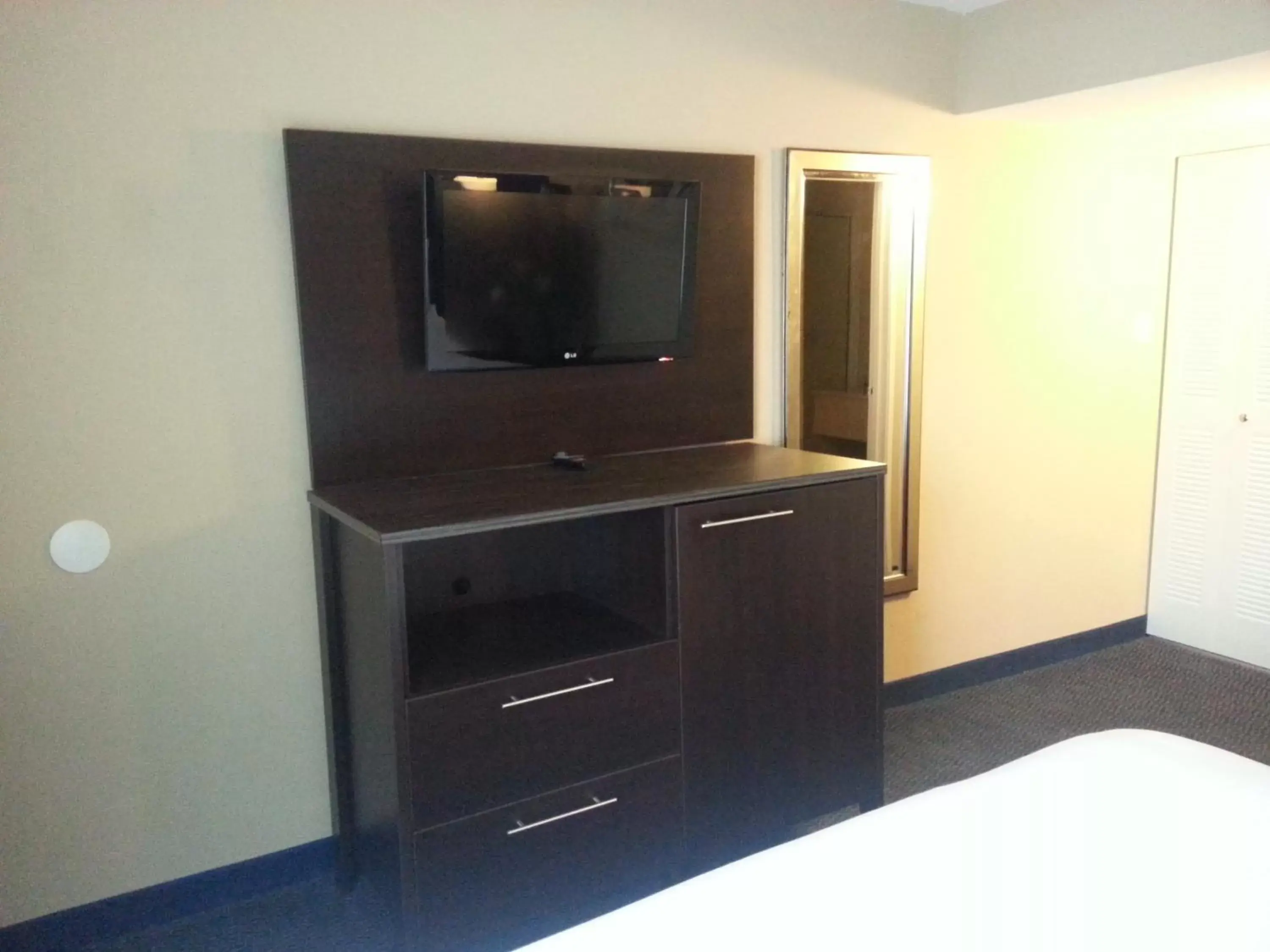 TV and multimedia, TV/Entertainment Center in Motel One