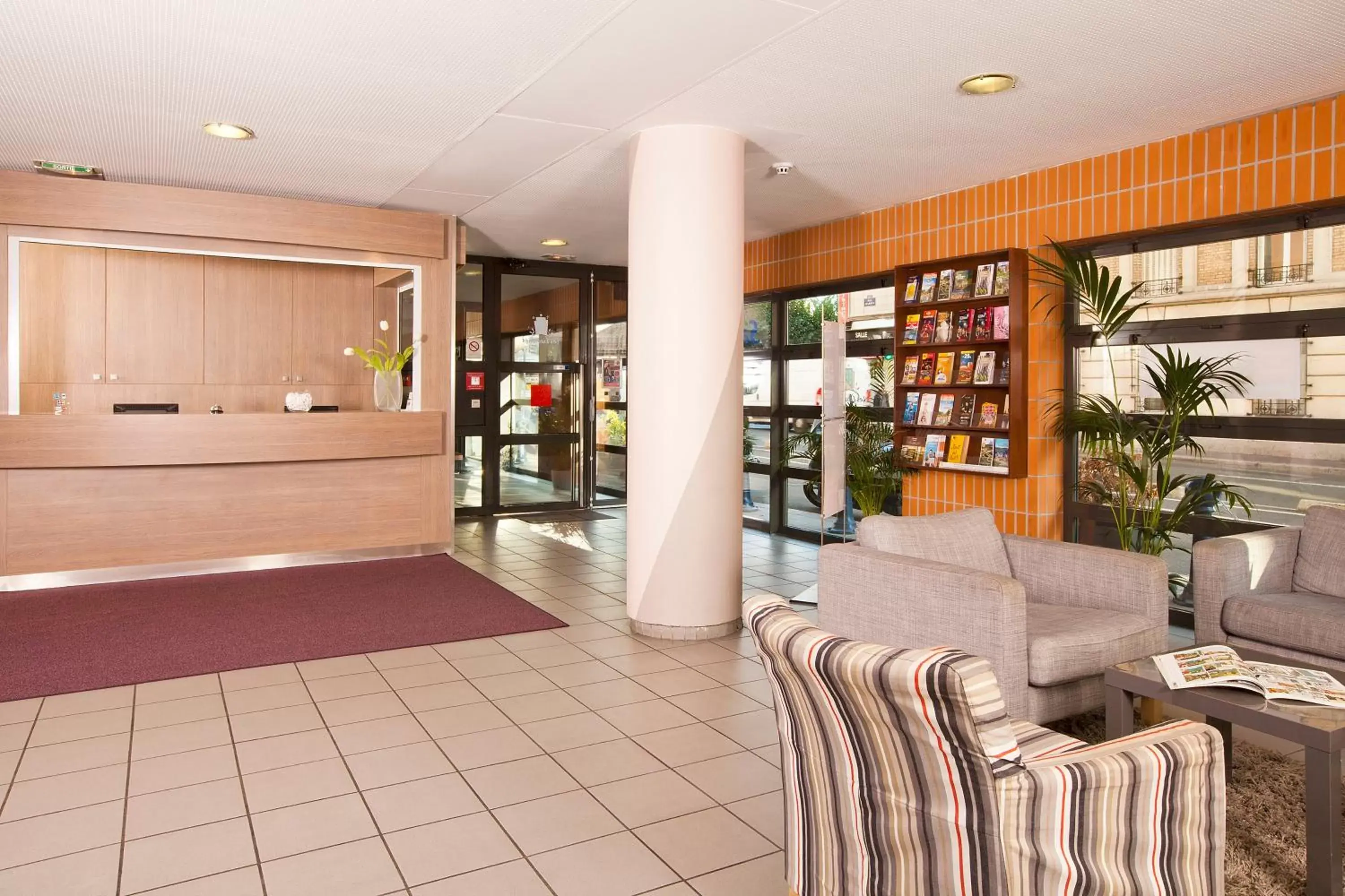 Lobby or reception, Lounge/Bar in Séjours & Affaires Montreuil Saint Mandé