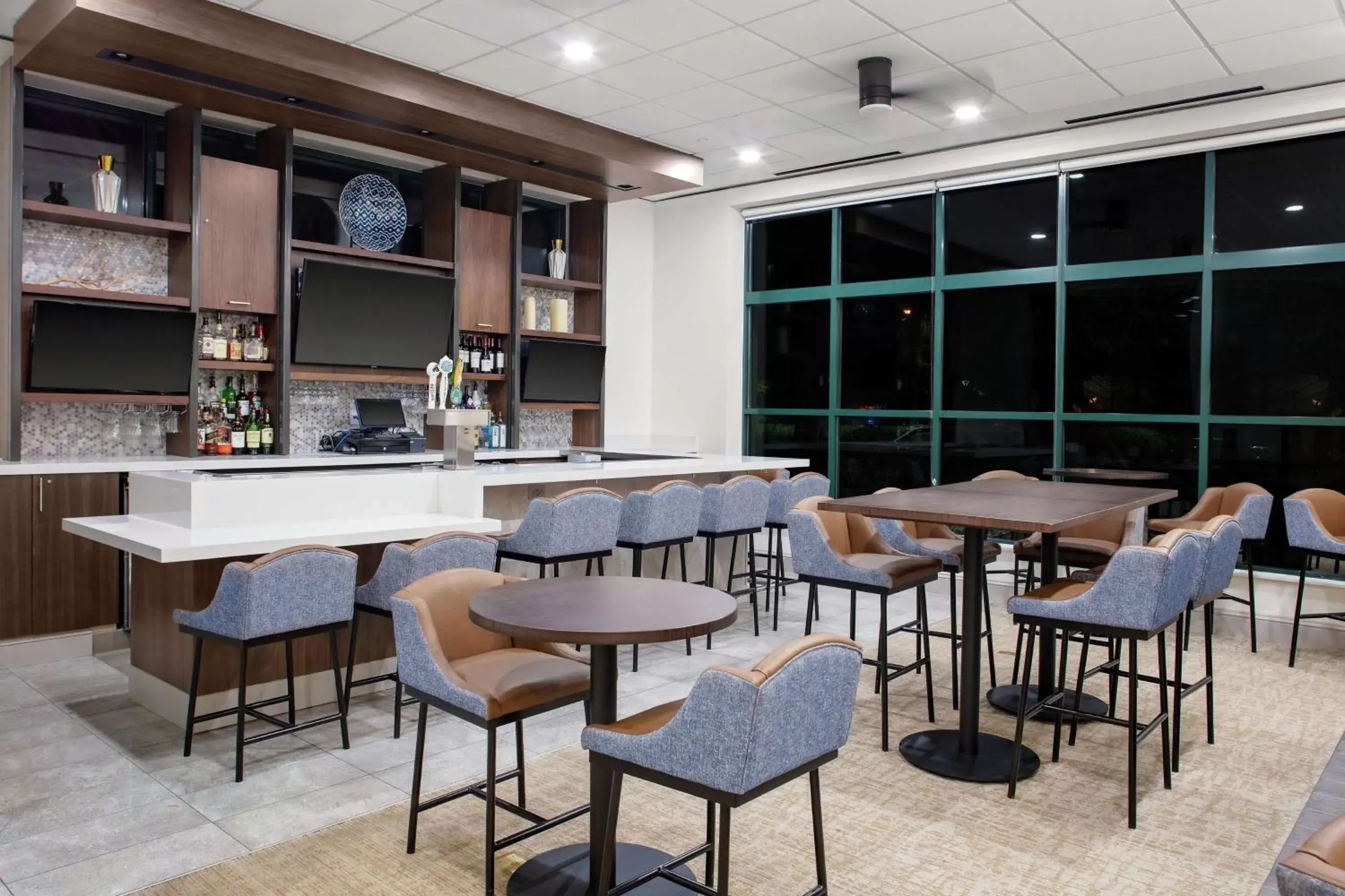 Lounge or bar, Restaurant/Places to Eat in Hilton Garden Inn Atlanta Perimeter Center