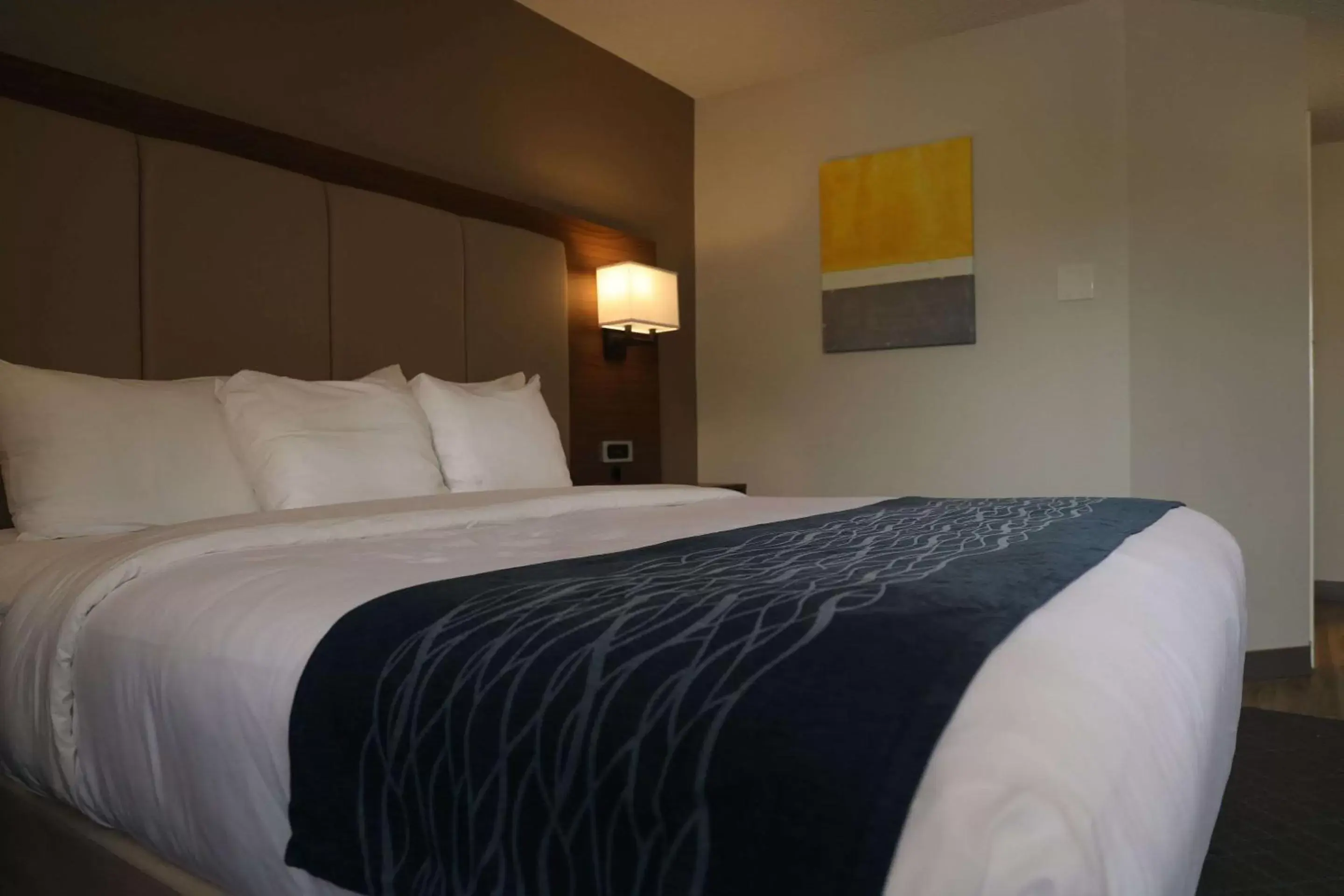 Bedroom, Bed in Comfort Inn and Suites Ingersoll