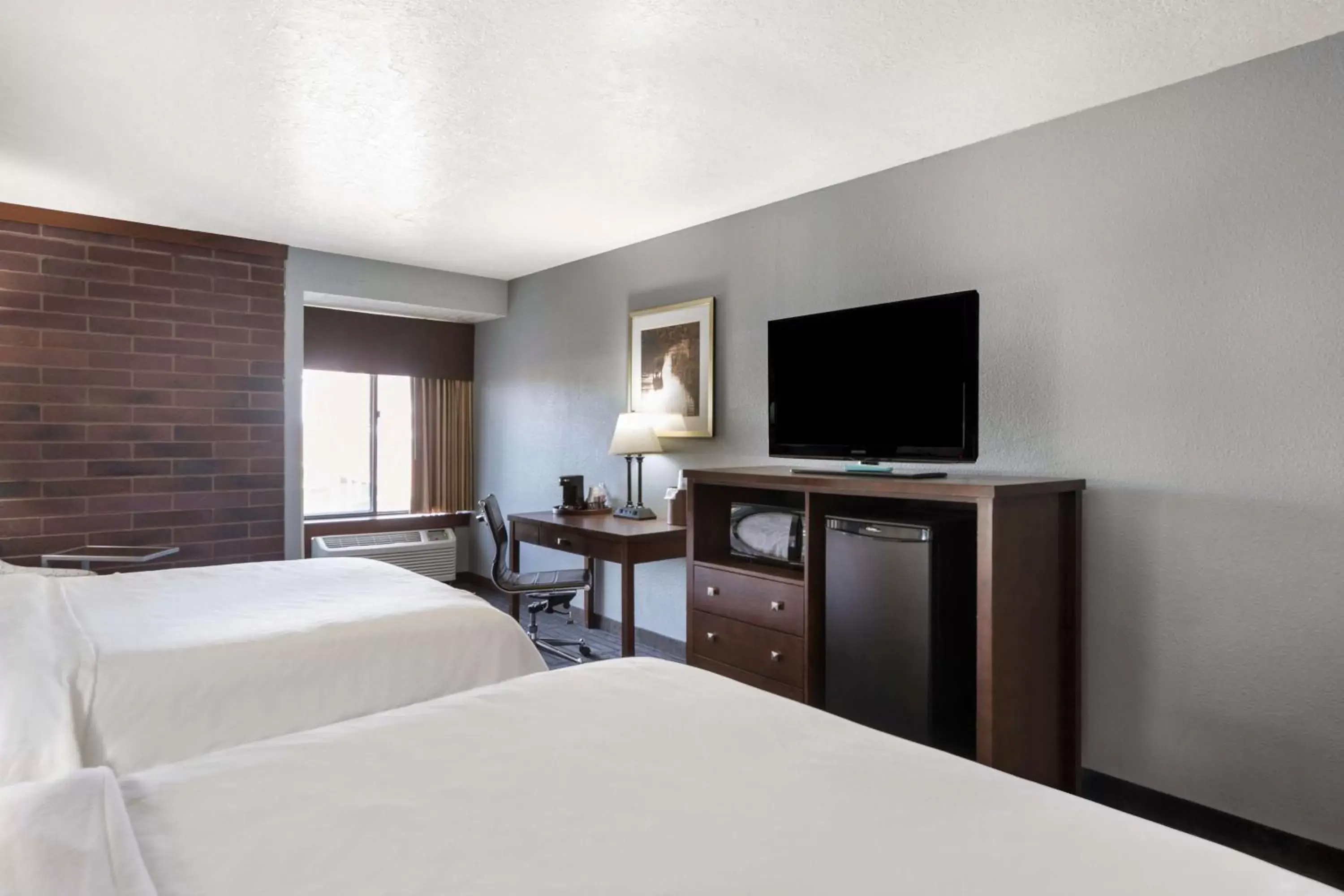 Bedroom, TV/Entertainment Center in Best Western Pocatello Inn