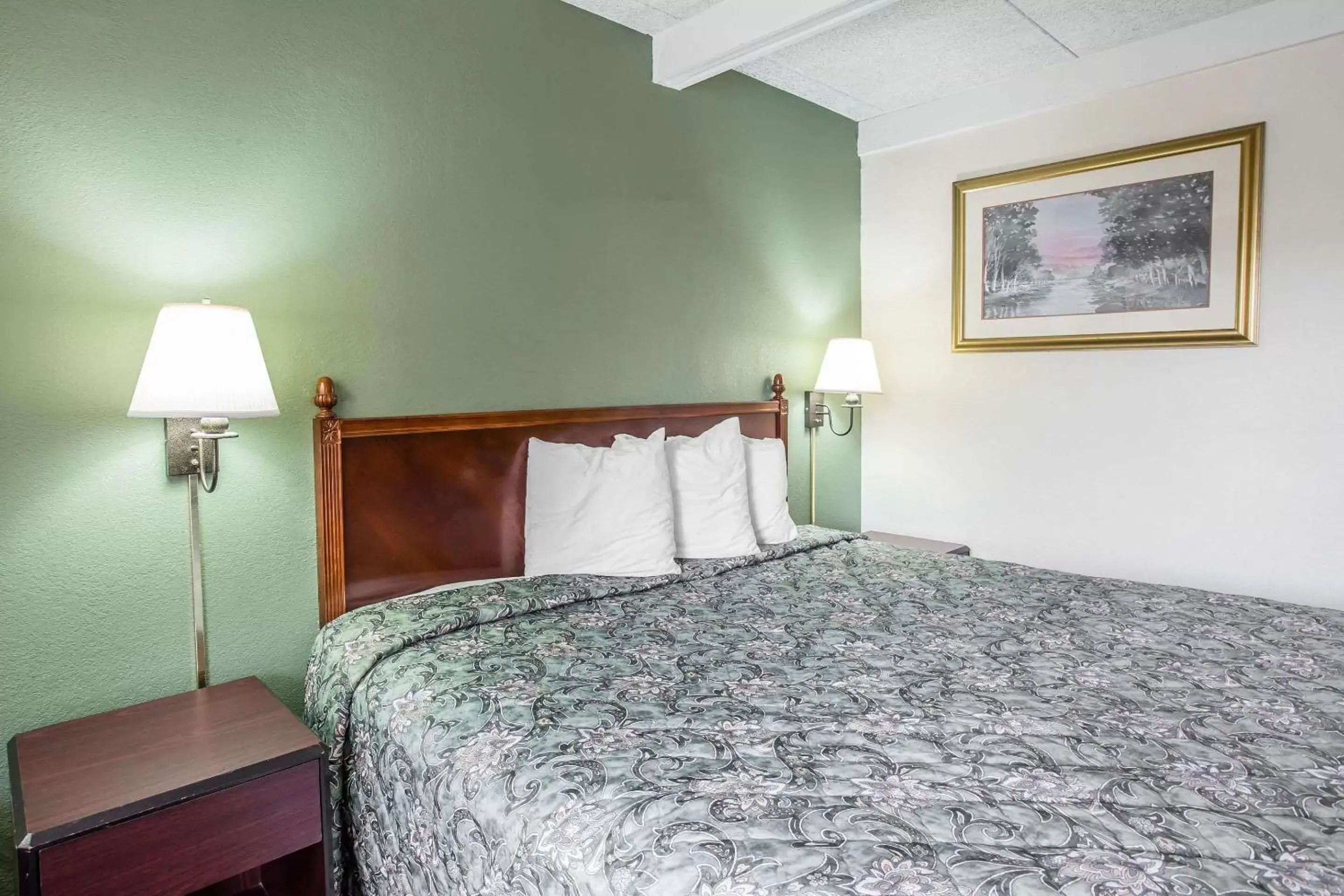 Photo of the whole room, Bed in Rodeway Inn Photo of the whole room, Bed in Rodeway Inn