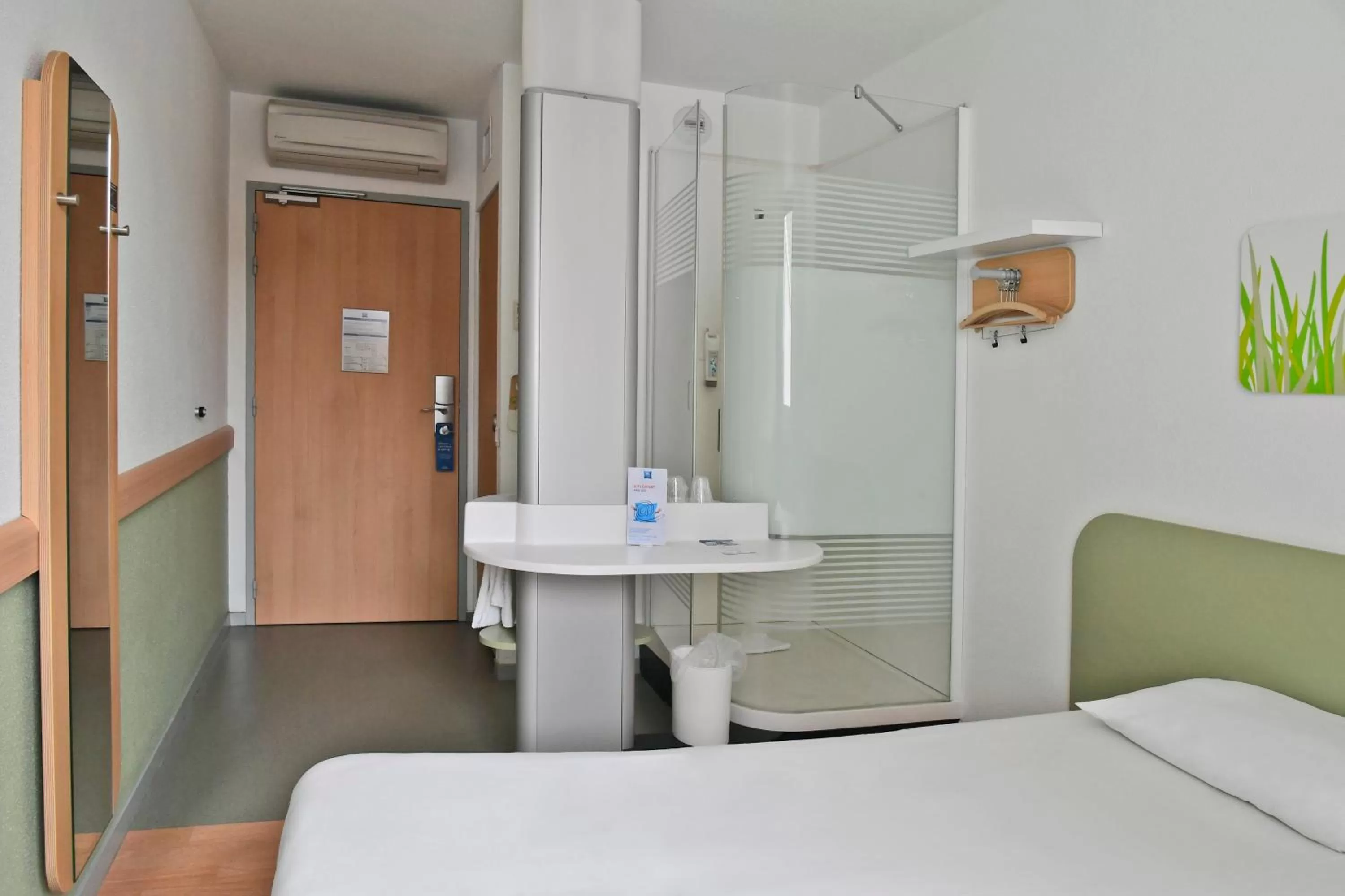 Shower, Bed in ibis budget Saint-Quentin Centre Gare