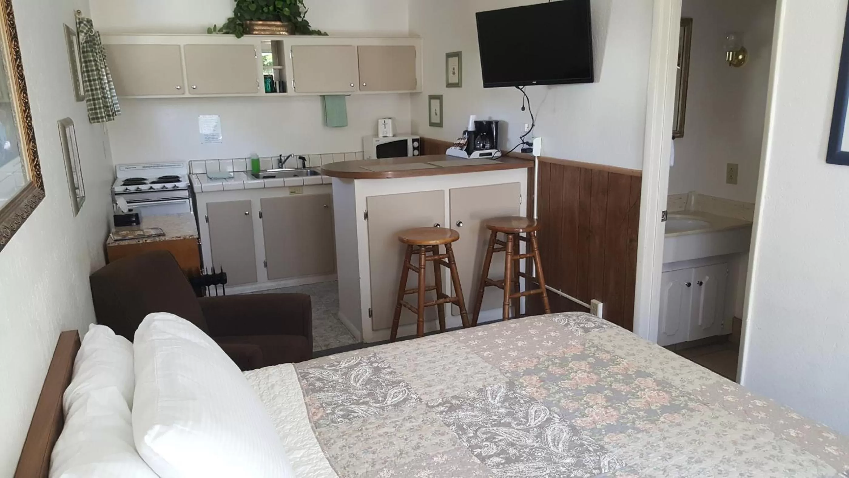 Kitchen or kitchenette, Kitchen/Kitchenette in Bishop Village Motel