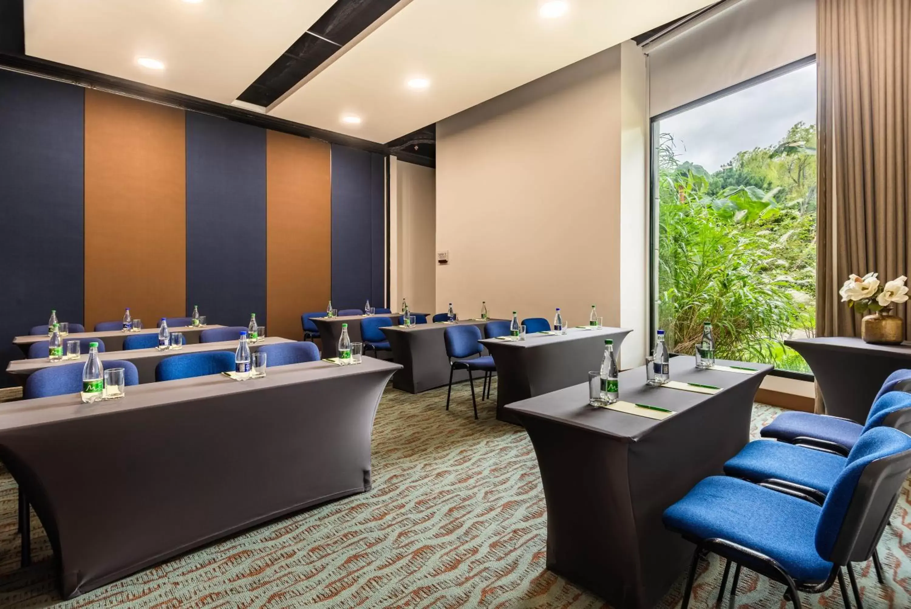 Meeting/conference room, Restaurant/Places to Eat in Hotel Morrison 114