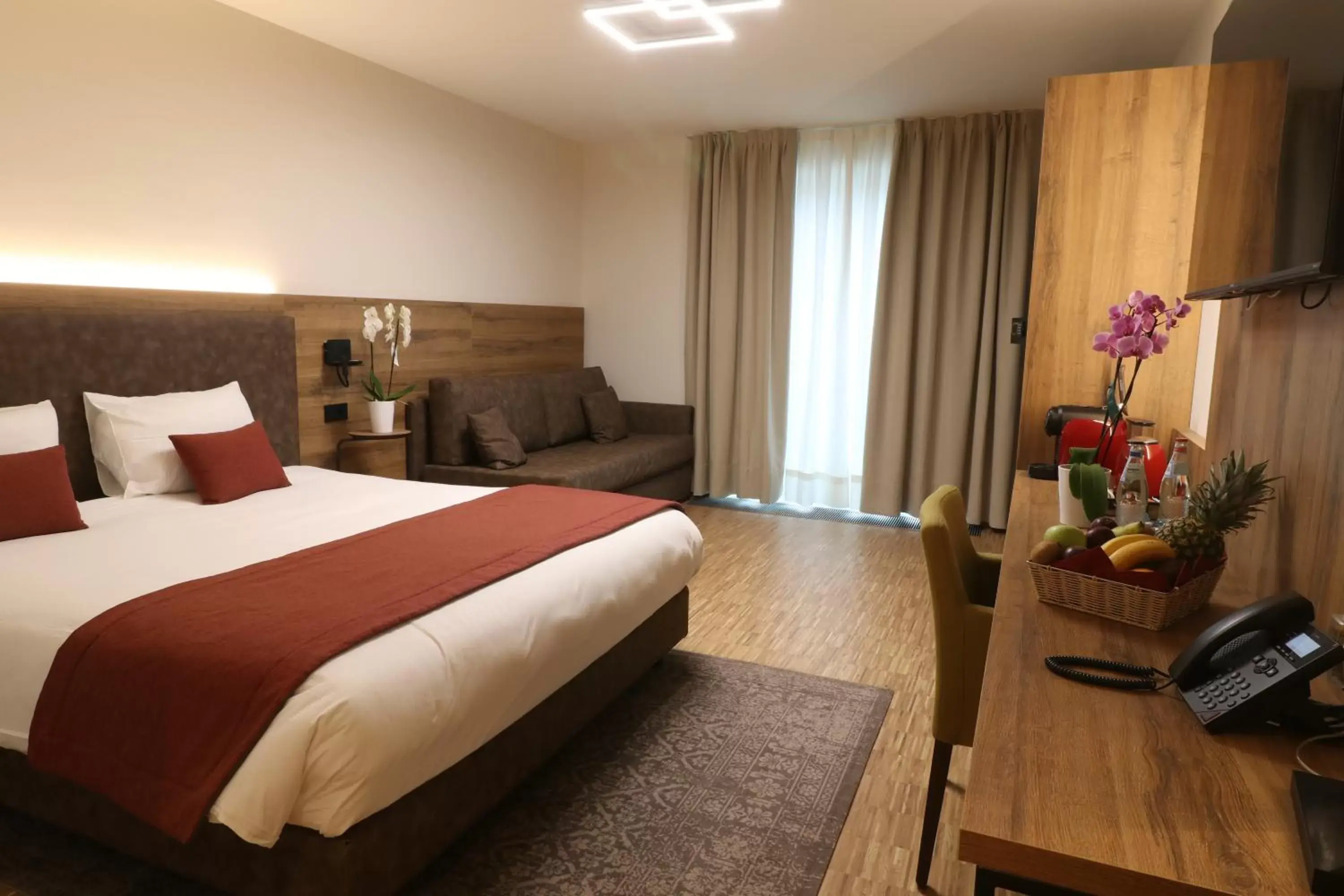 Bedroom, Bed in Threeland Hotel