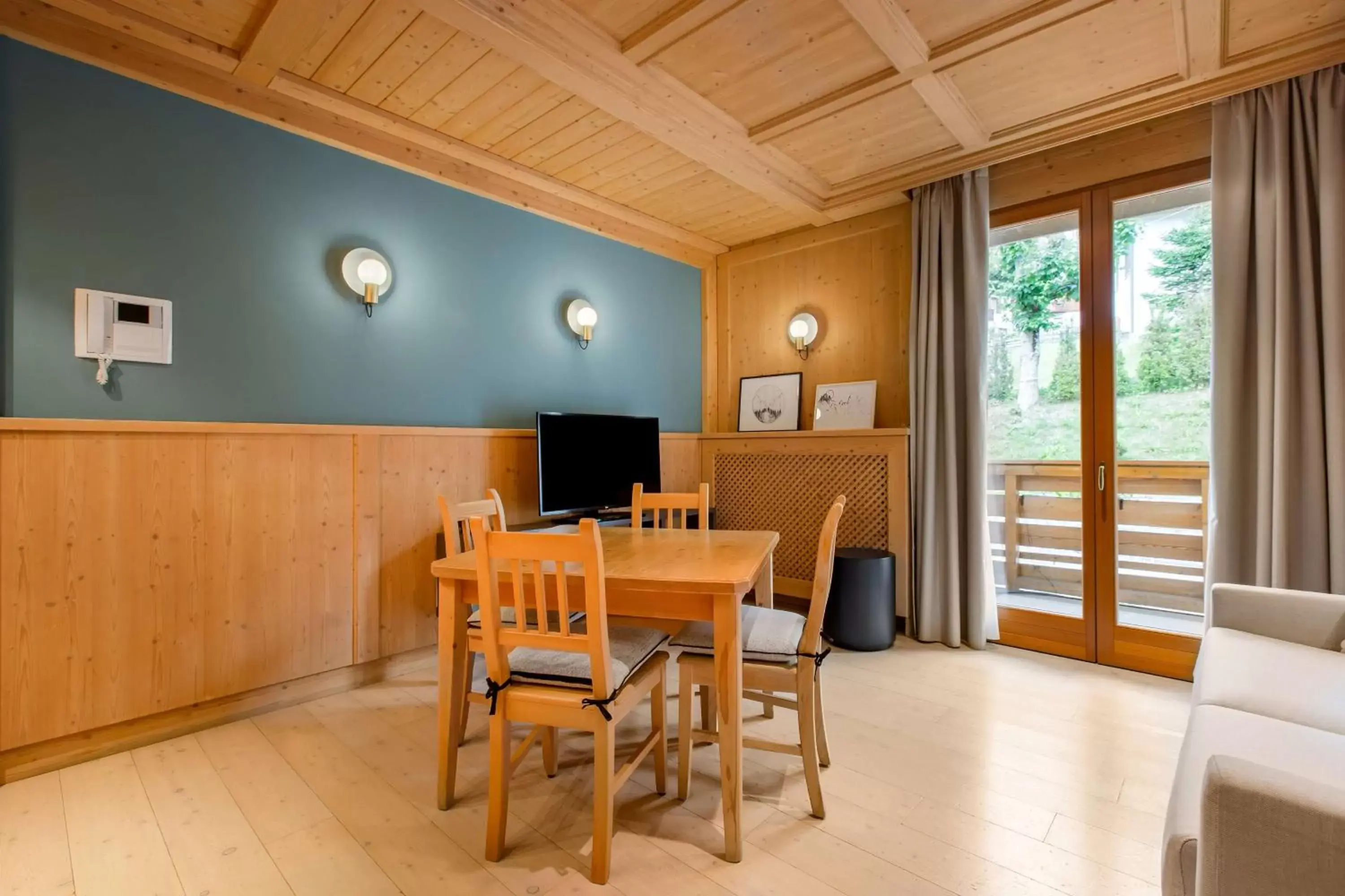 Photo of the whole room, Dining Area in Radisson Residences Savoia Palace Cortina d’Ampezzo