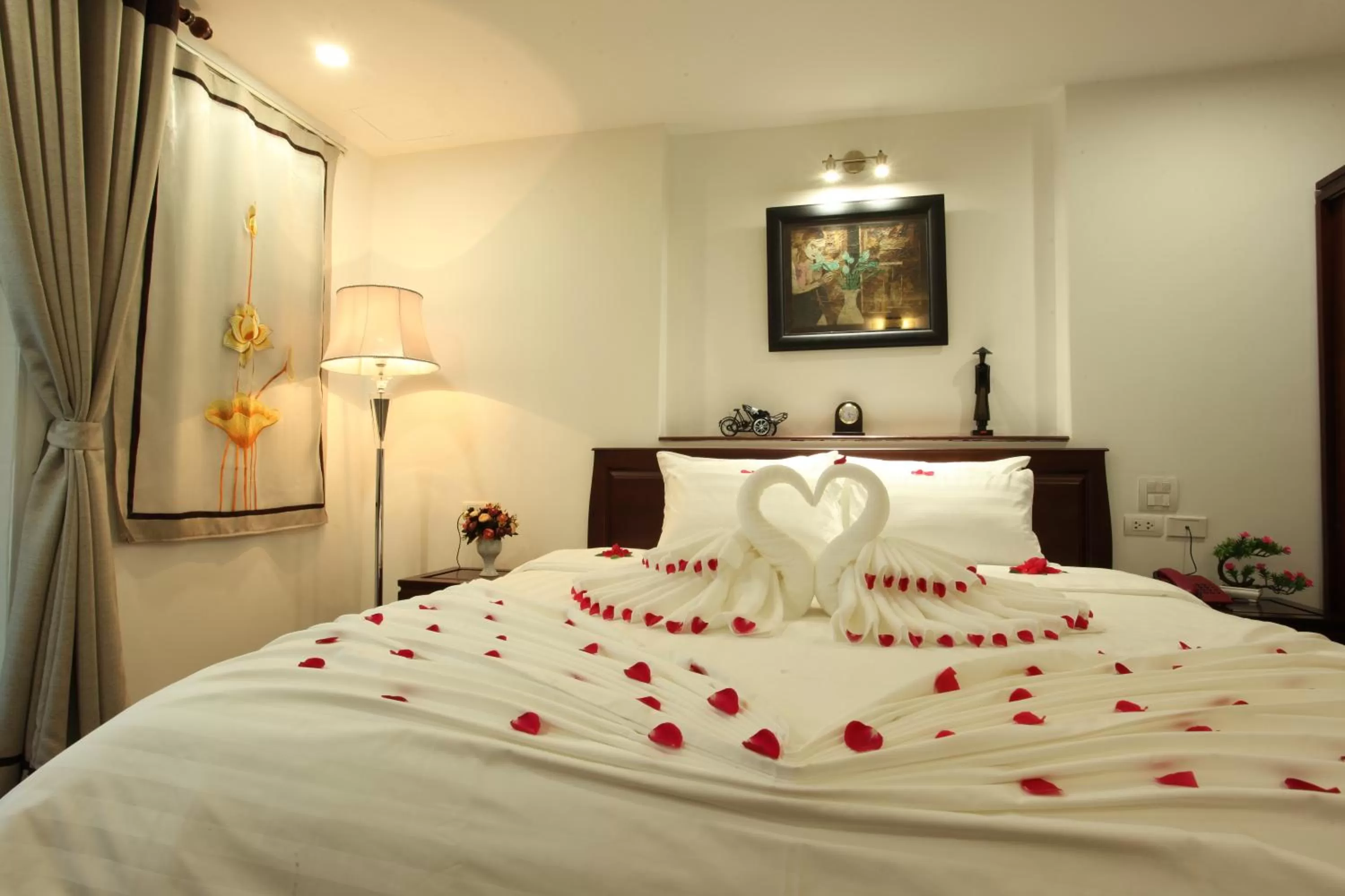 Bed in Hanoi Siva Luxury Hotel & Travel