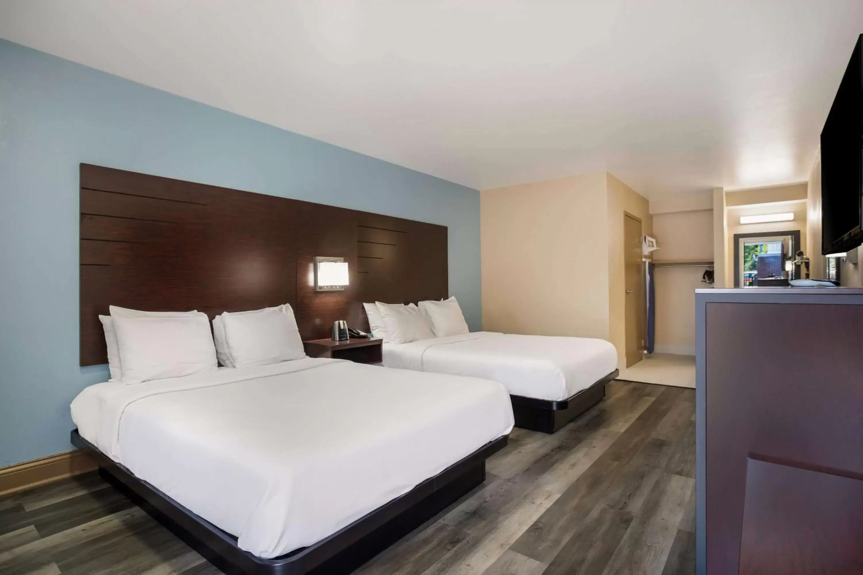Bed in SureStay Hotel by Best Western Bardstown General Nelson