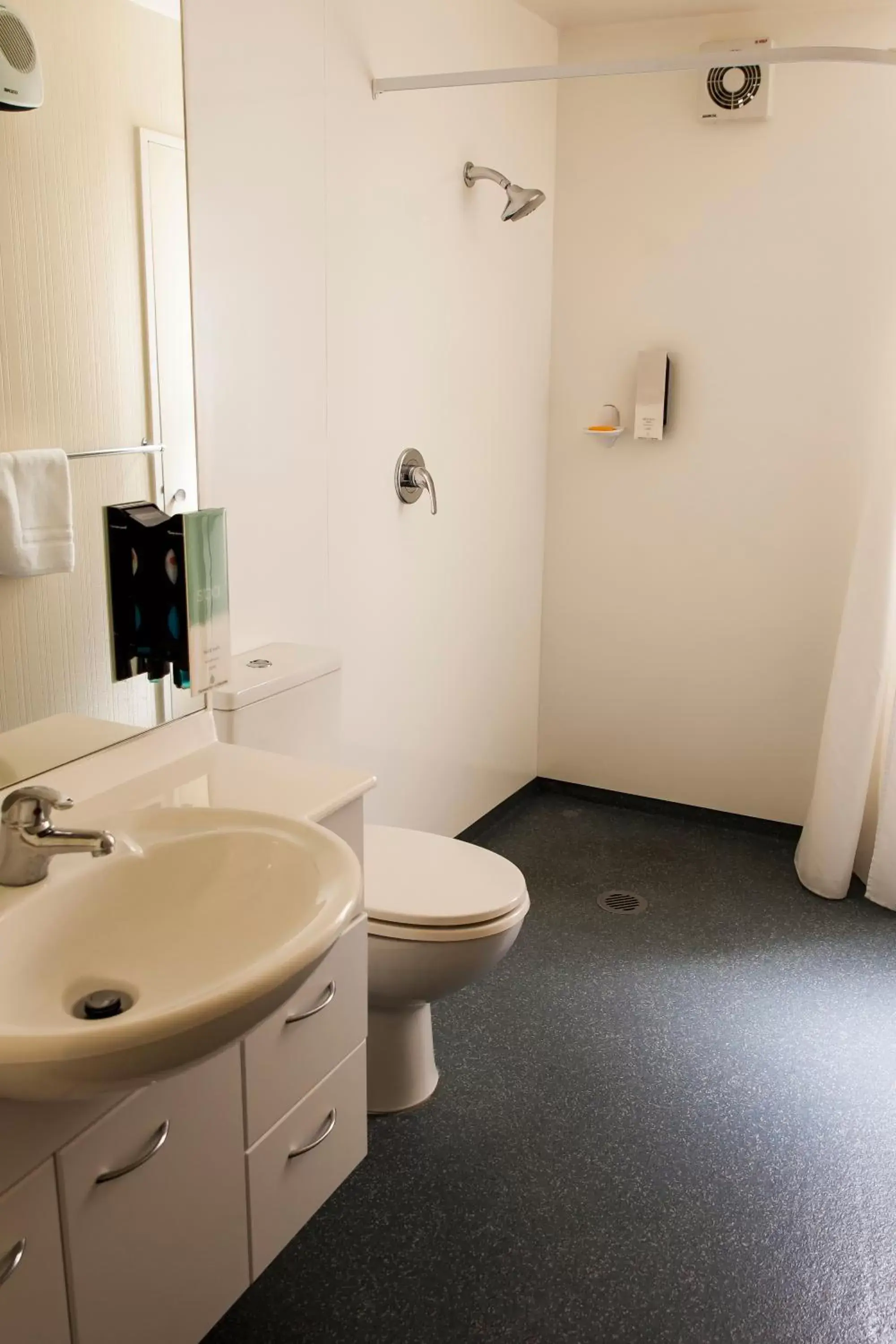 Bathroom in Ashleigh Court Motel